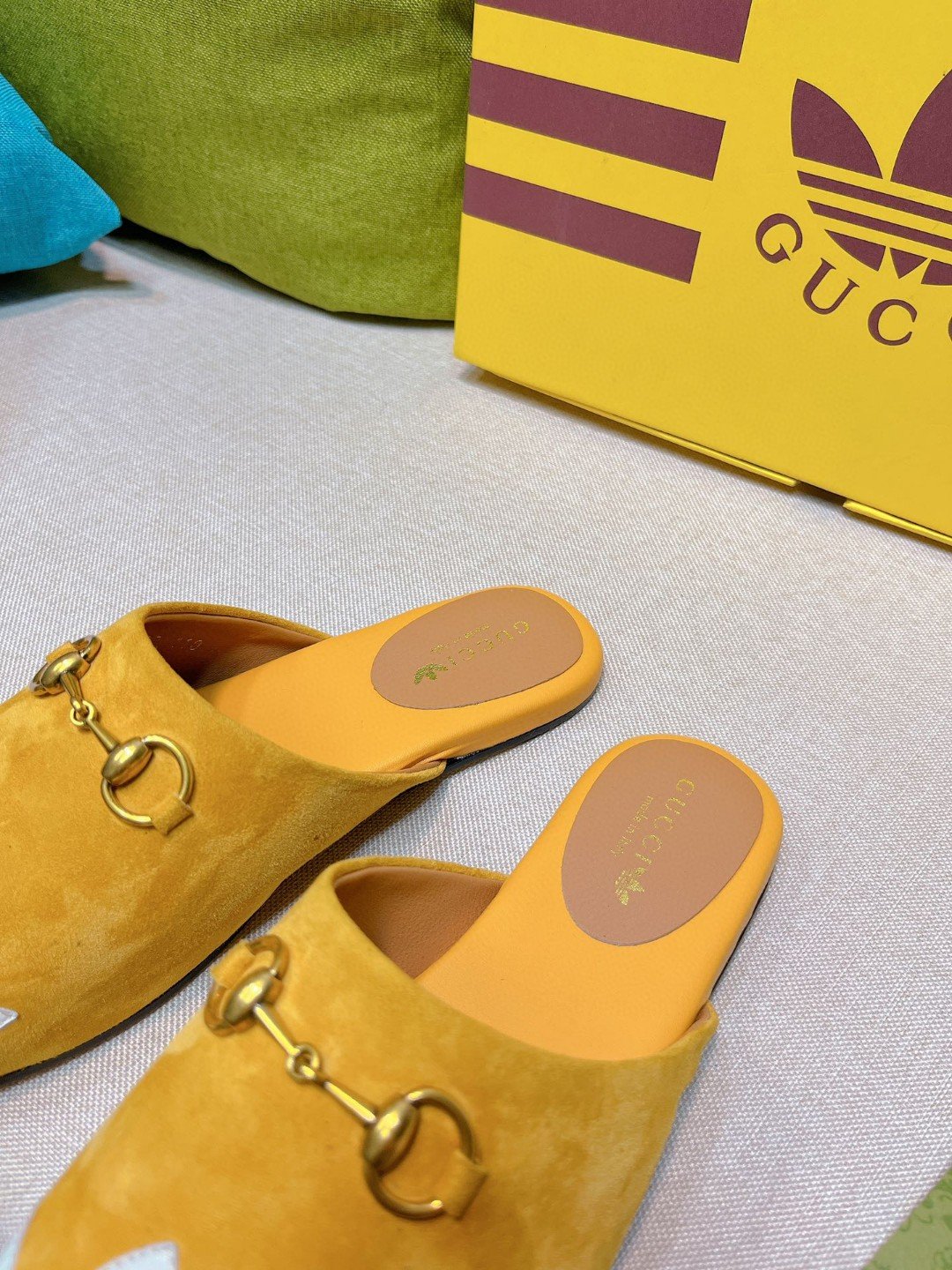 (1:1 replica) Gucci x Adidas Women s GG Trefoil Slipper Yellow For Women GG 702211 DE8X0 7660