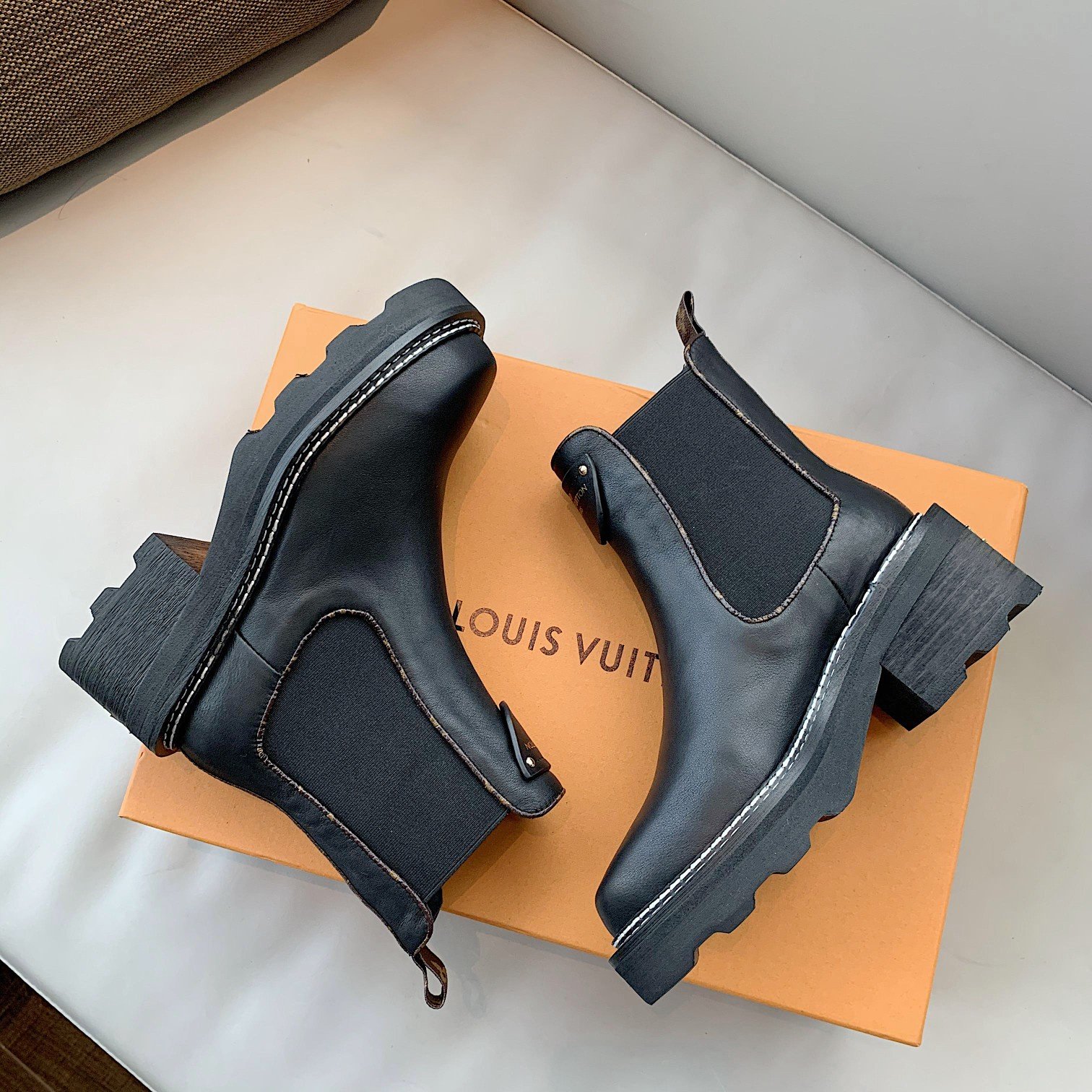(1:1 replica) Louis Vuitton Women s LV Beaubourg Ankle Boot Black For Women LV 1A8949