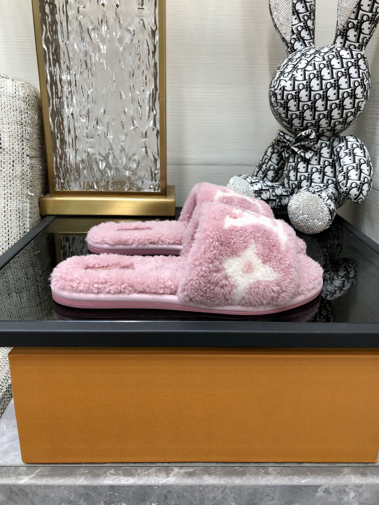 (1:1 replica) Louis Vuitton Women s Magnetic Flat Mule Light Pink For Women LV 1AA1UH