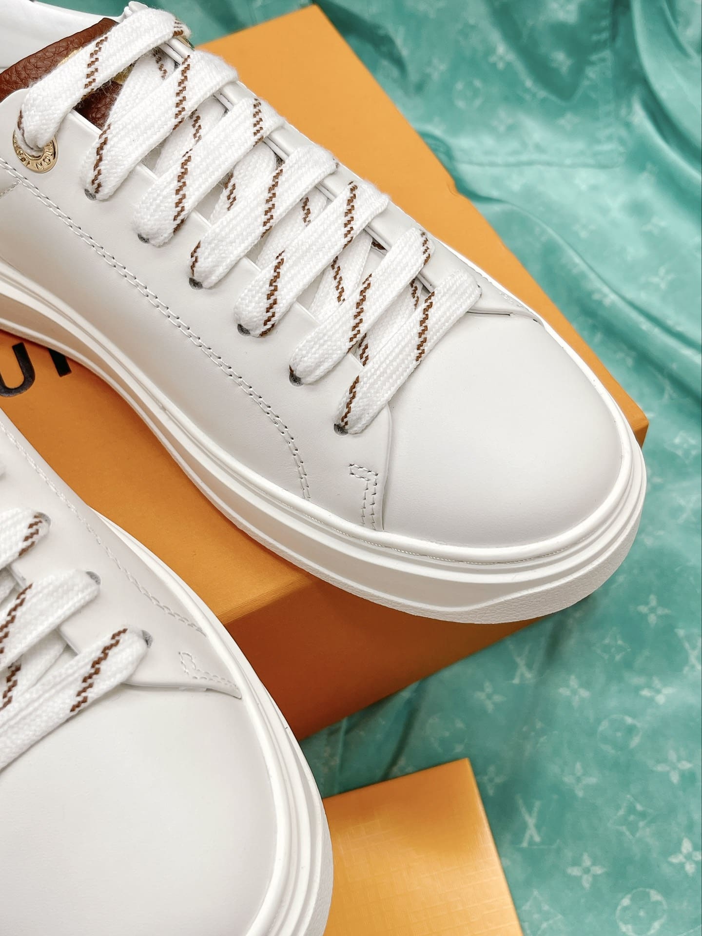 (1:1 replica) Louis Vuitton Women s Time Out Trainers White For Women LV