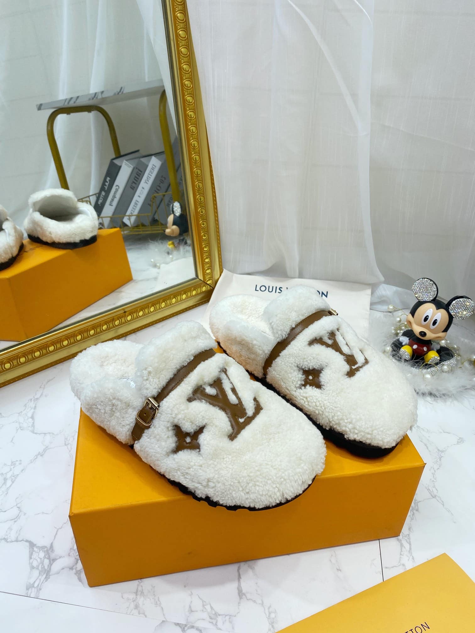 (1:1 replica) Louis Vuitton Women s Winterbreak Flat Comfort Mule White For Women LV