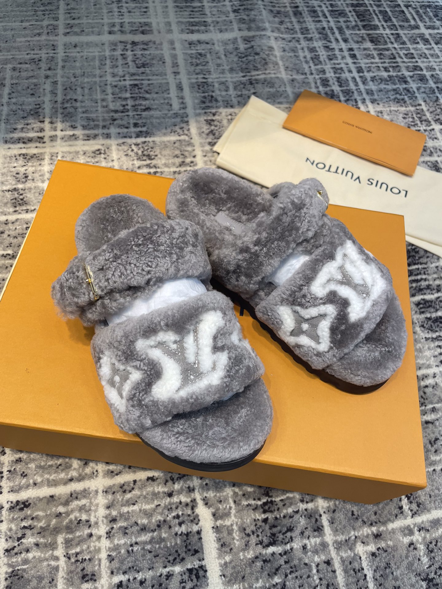 (1:1 replica) Louis Vuitton Women s Paseo Flat Comfort Mule Grey For Women LV