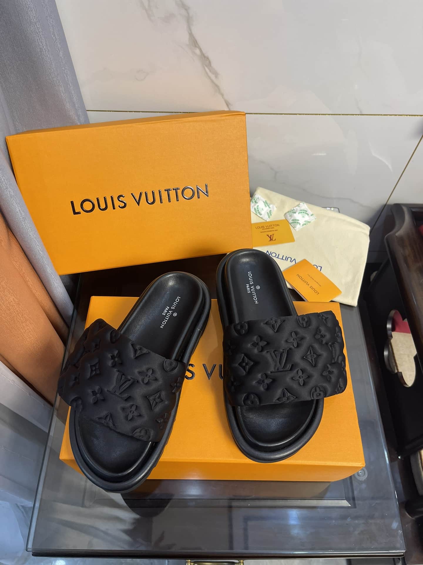 (1:1 replica) Louis Vuitton Women s Pool Pillow Comfort Flat Mule Black For Women LV 1AA1EF