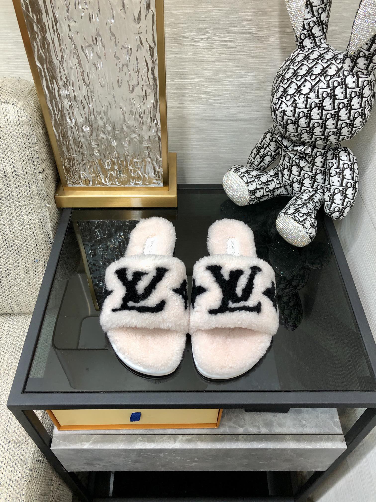 (1:1 replica) Louis Vuitton Women s Magnetic Flat Mule White For Women LV