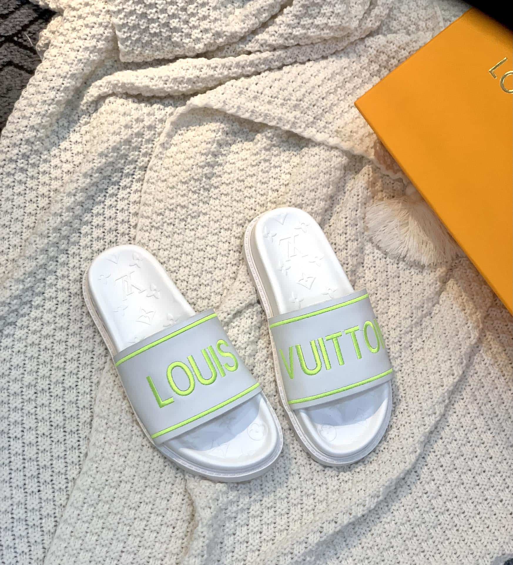 (1:1 replica) Louis Vuitton Women s Pool Pillow Flat Comfort Mule White For Women LV