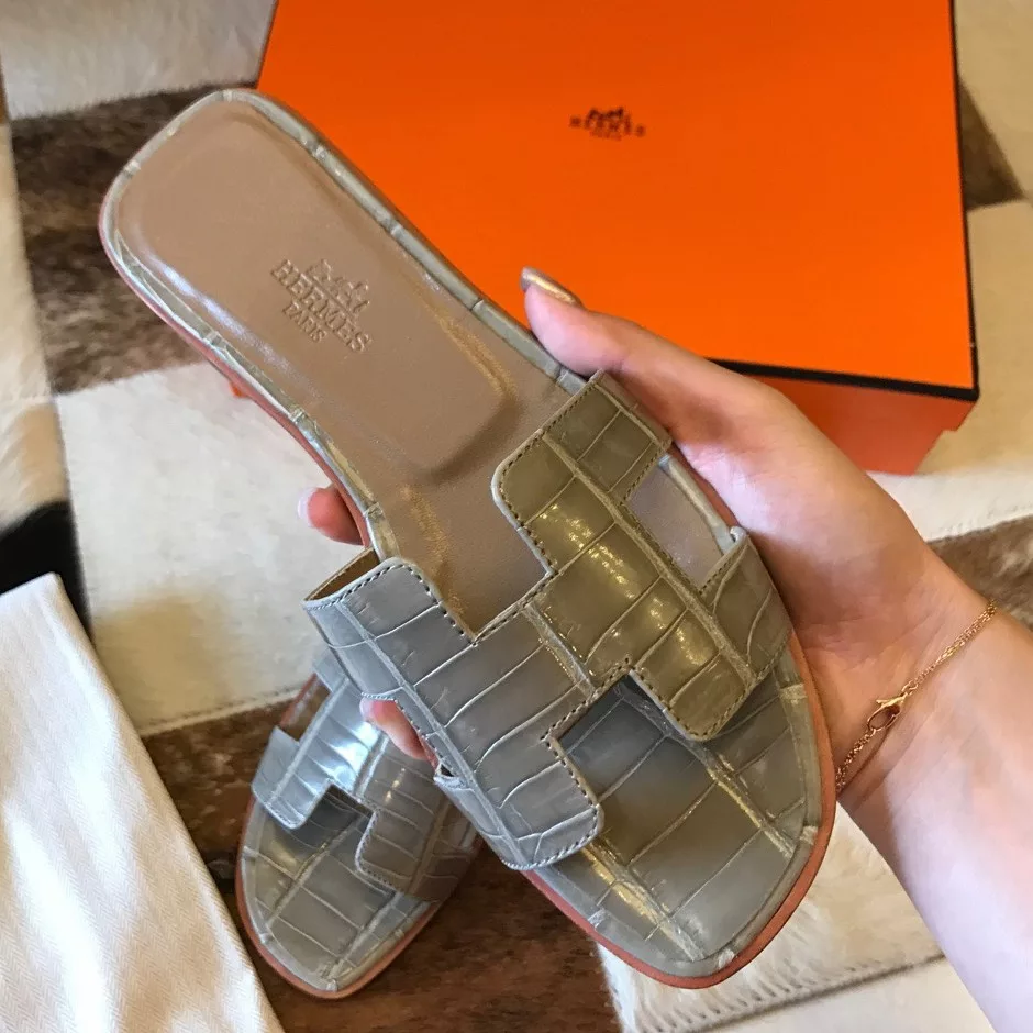 (1:1 replica) HERMES ORAN SLIDE SANDALS IN GREY SHINY NILOTICUS CROCODILE SKIN HMSD052