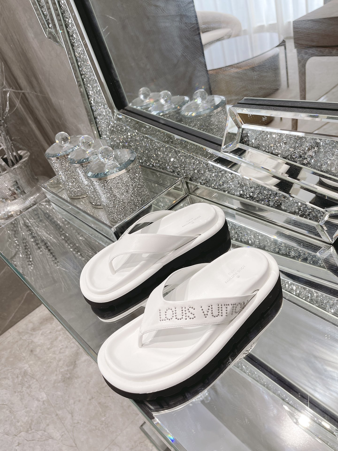 (1:1 replica) Louis Vuitton Women s The Pool Pillow Flat Comfort Thong White For Women LV 1AABFK