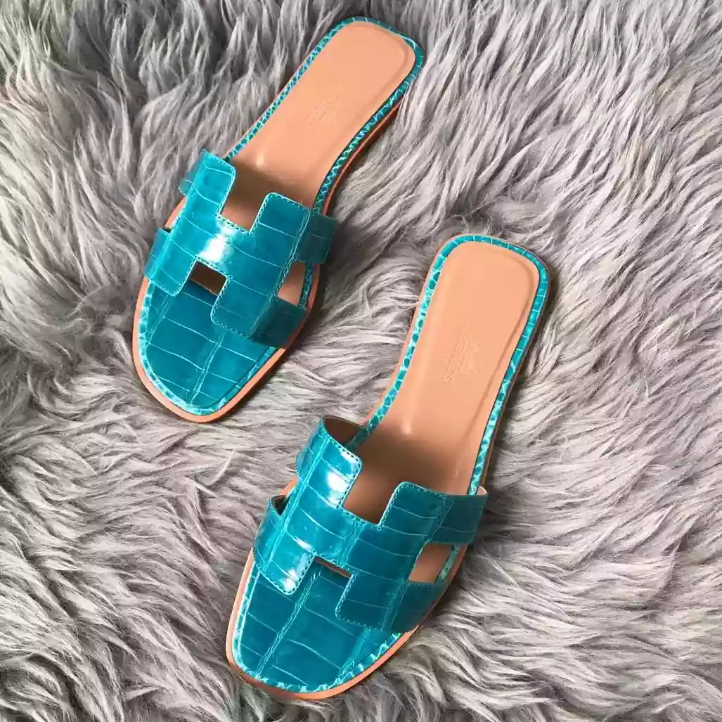 (1:1 replica) HERMES ORAN SLIDE SANDALS IN BLUE PAON SHINY NILOTICUS CROCODILE SKIN HMSD061