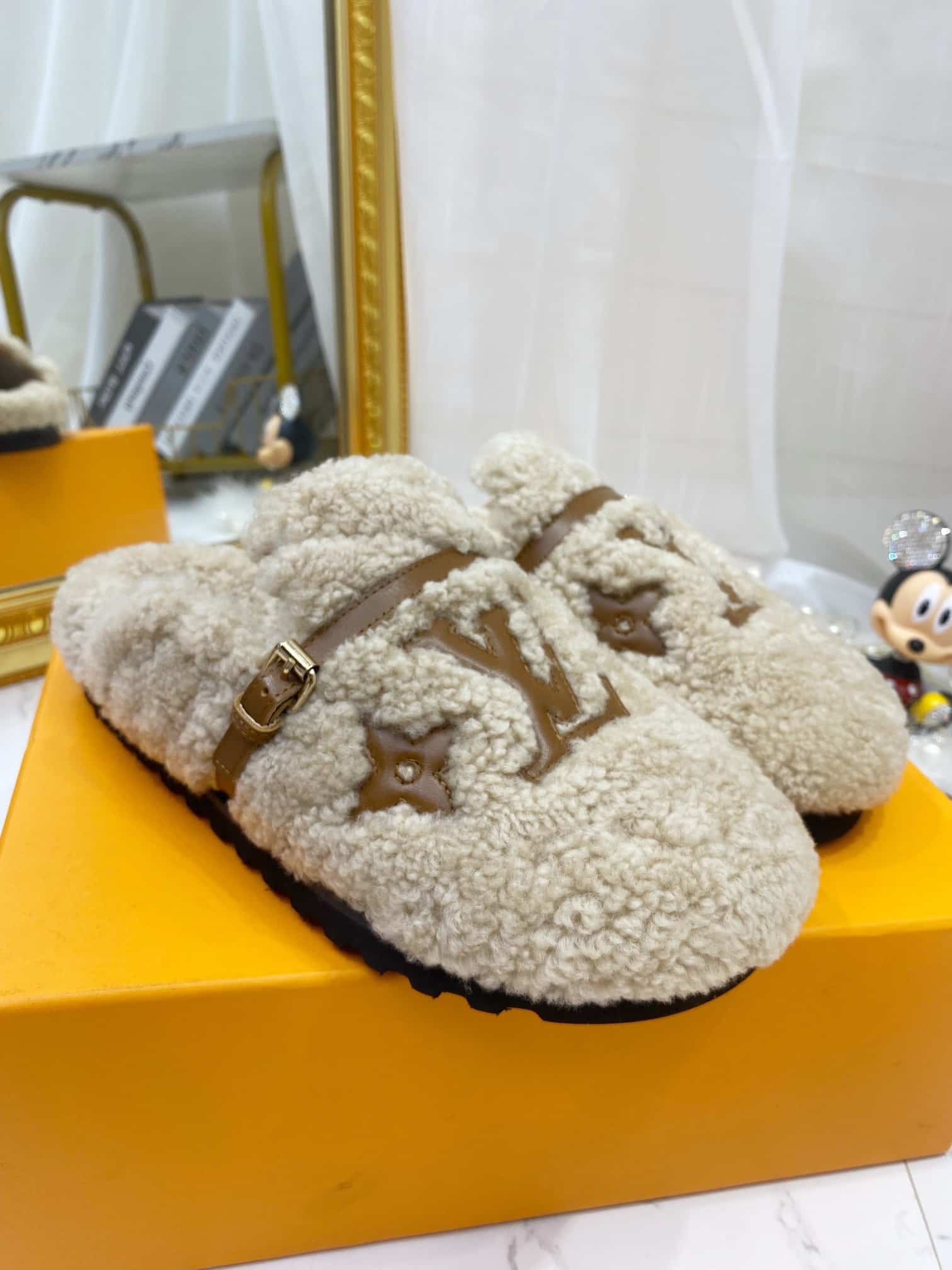 (1:1 replica) Louis Vuitton Women s Winterbreak Flat Comfort Mule Beige For Women LV