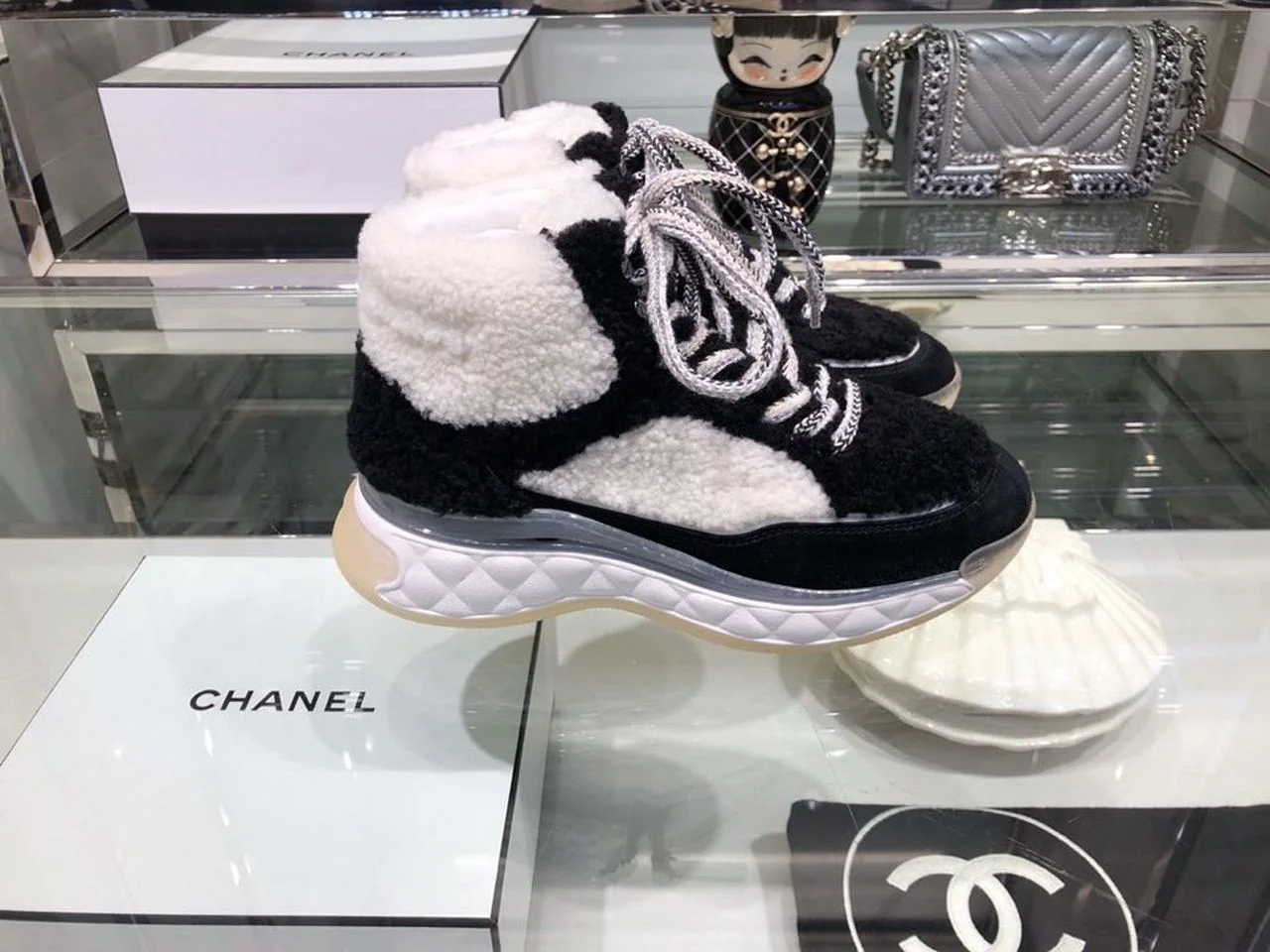 (1:1 replica) Chanel Shearling Fur High-Top Sneakers Calfskin Leather Fall/Winter 2019 Collection, Black/White