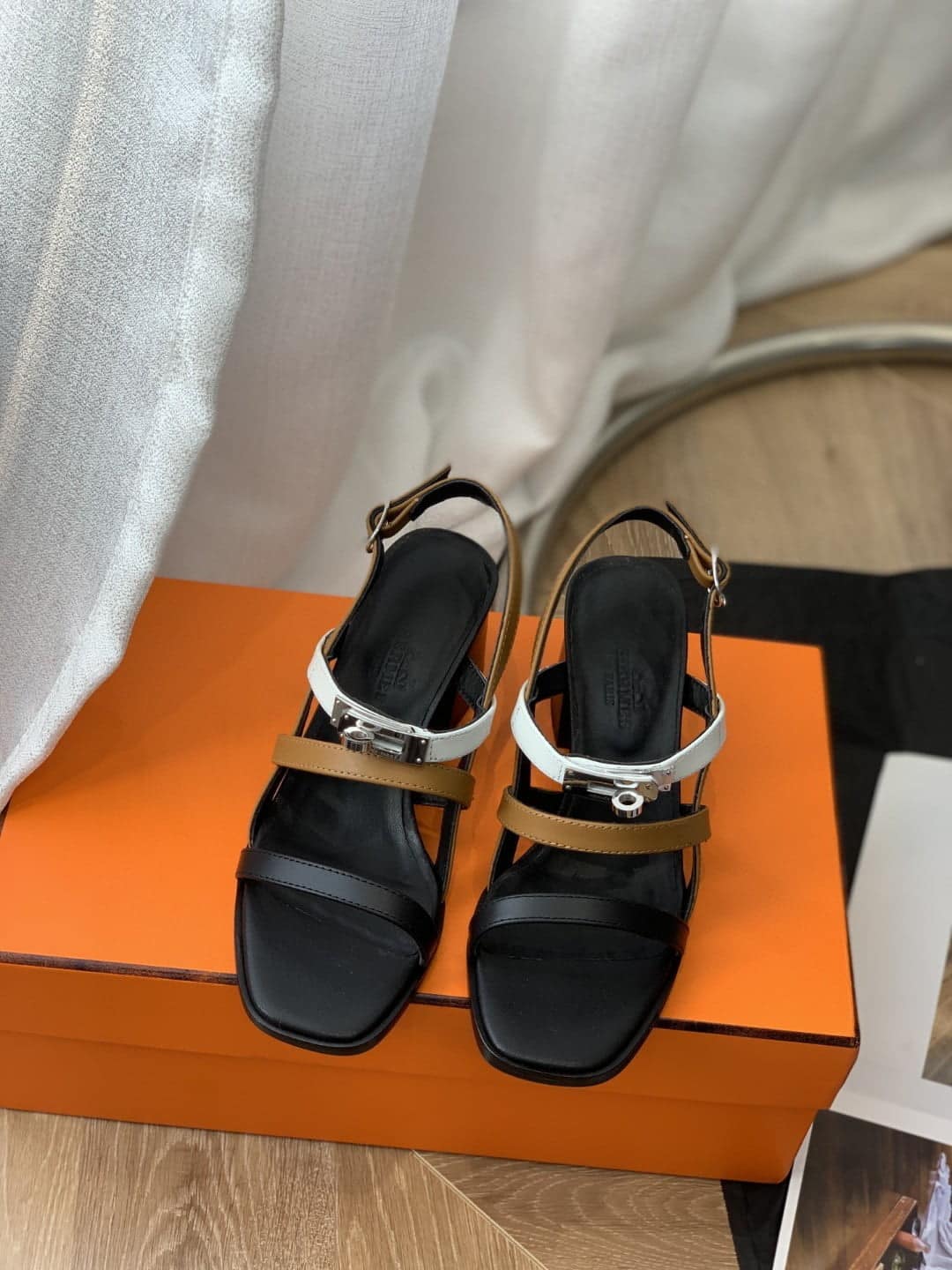 (1:1 replica) Hermes Eve 60 Sandal Black/White/Brow For Women, Women s Shoes H221078Z