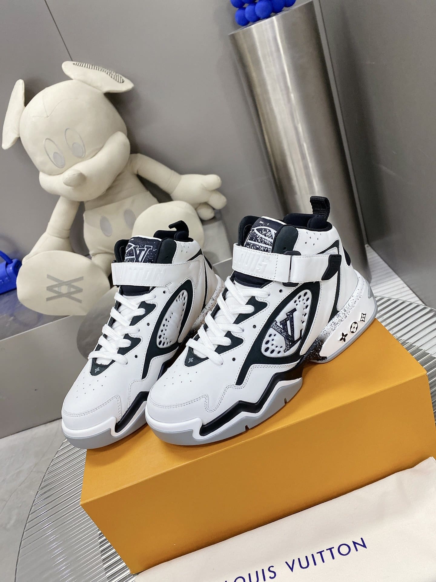(1:1 replica) Louis Vuitton Women s Sneaker LV Trainer 2 White For Women LV