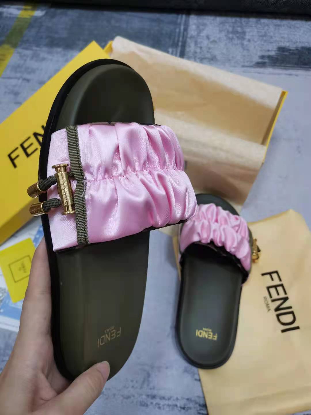 (1:1 replica) Fendi Feel Pink Satin Slides For Women
