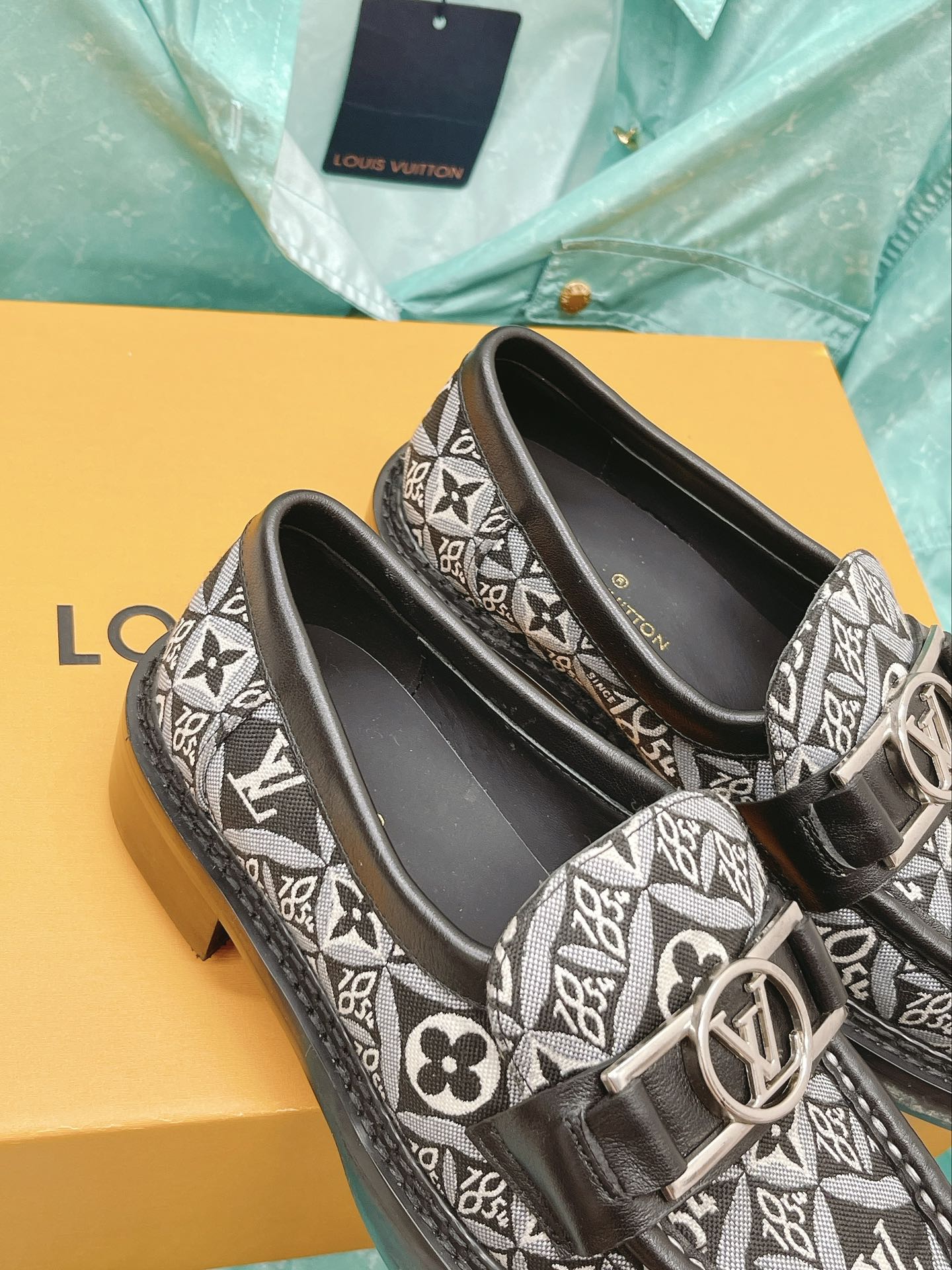 (1:1 replica) Louis Vuitton Women s Academy Loafer Black And White For Women LV