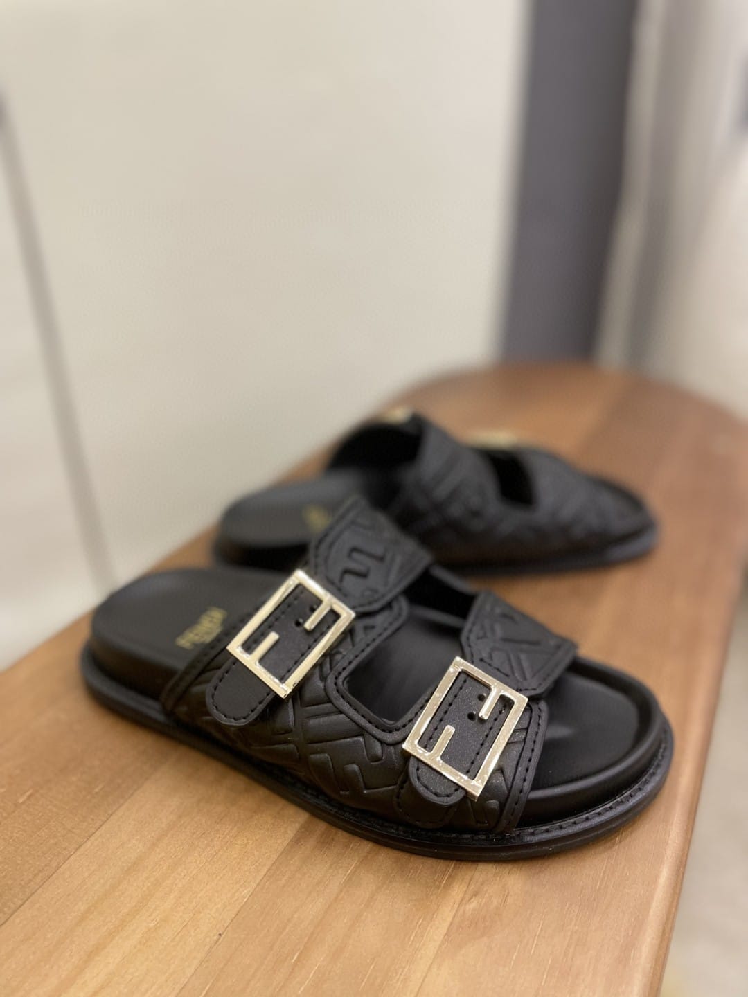 (1:1 replica) Fendi Feel Slides Black For Women