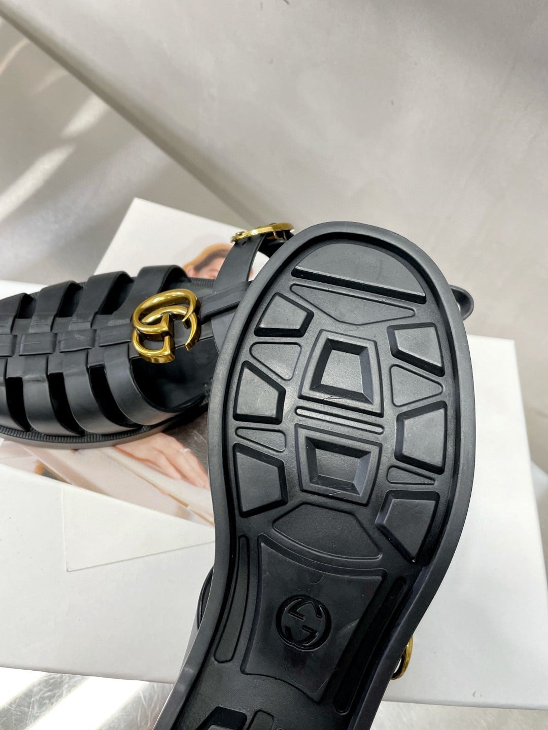 (1:1 replica) Gucci Women s Rubber Buckle Strap Sandal Black For Women 463463 J8700 1000