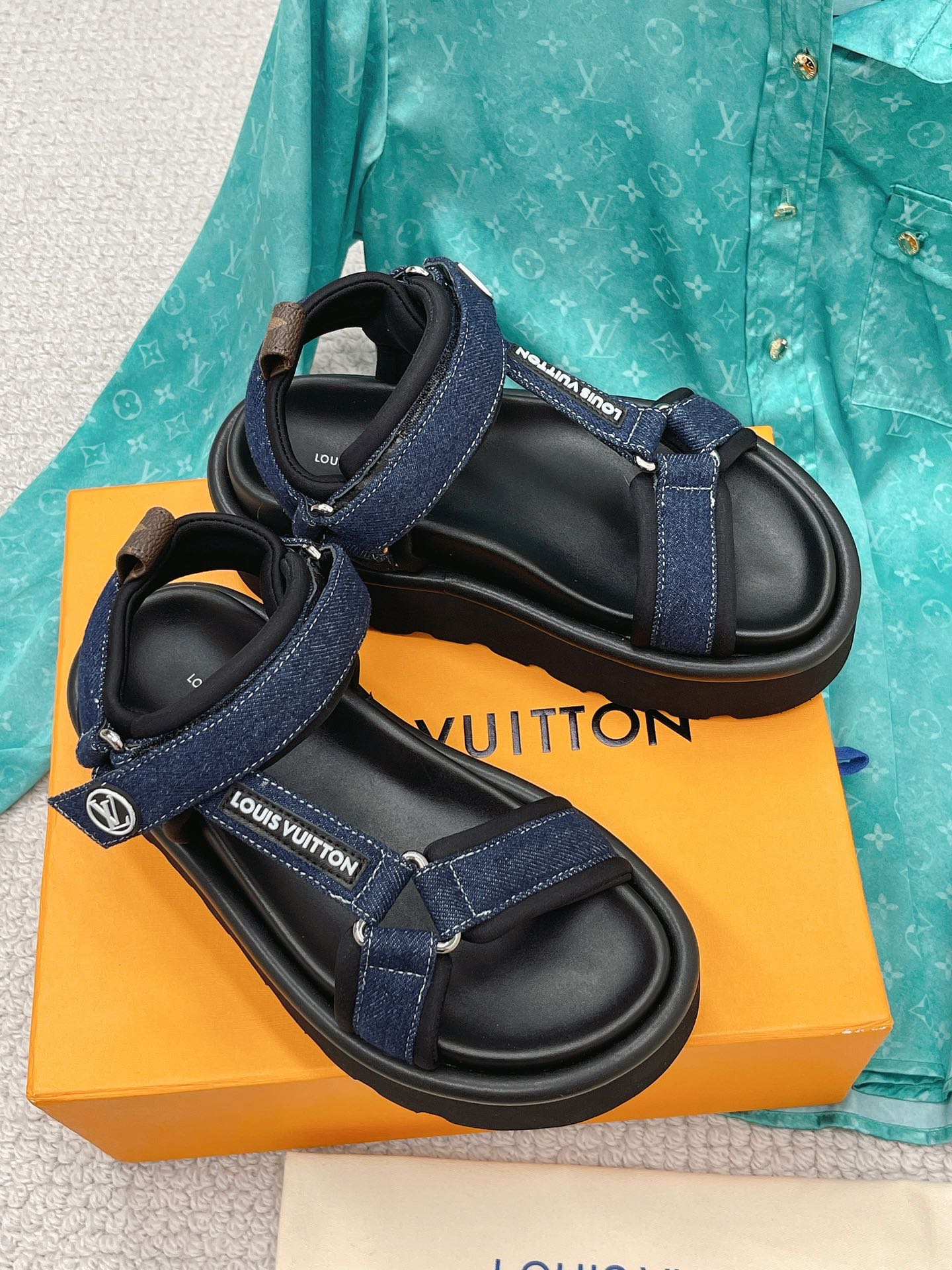 (1:1 replica) Louis Vuitton Women s Pool Pillow Flatform Comfort Sandal Blue For Women LV 1AACHL