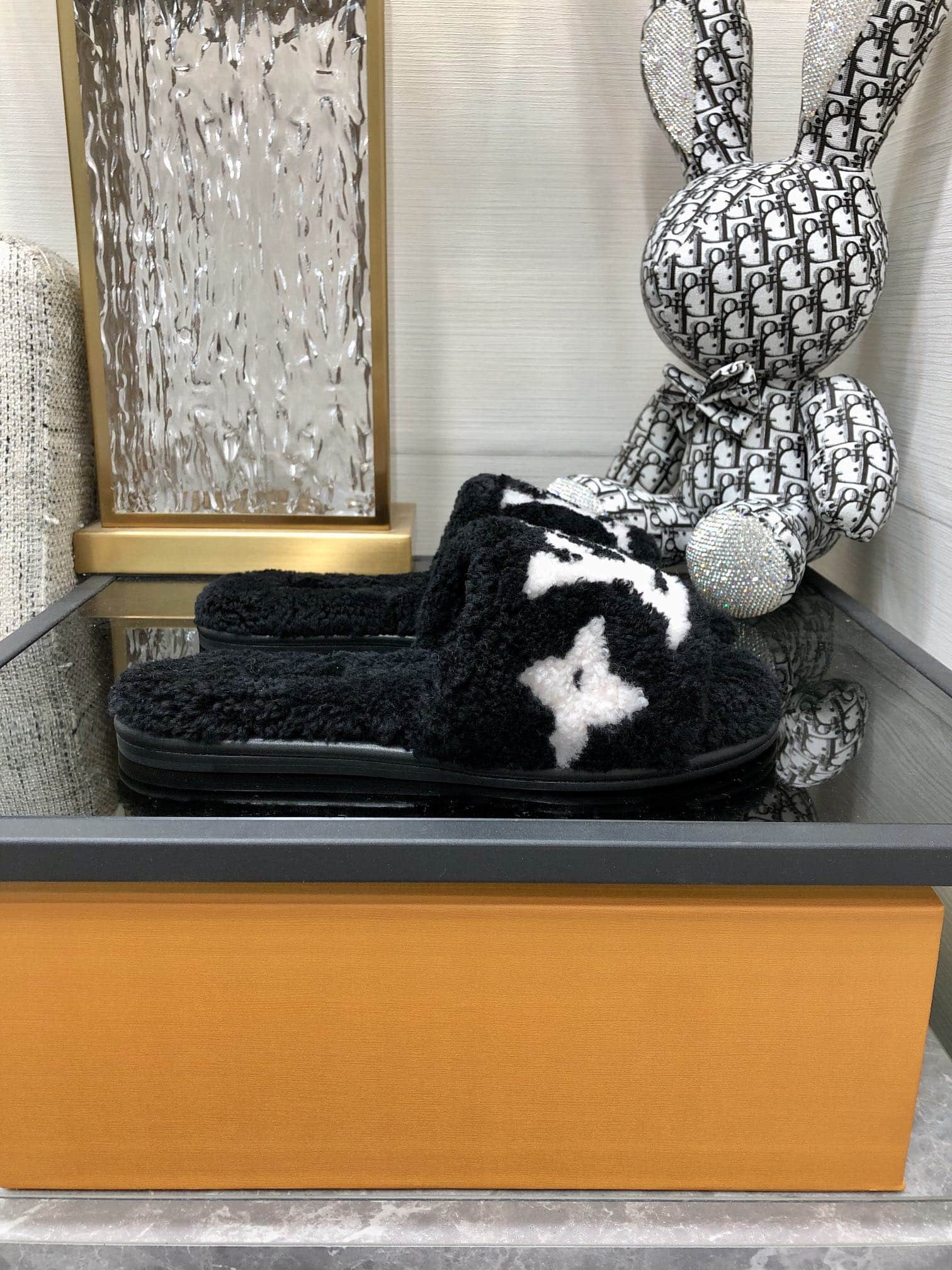 (1:1 replica) Louis Vuitton Women s Magnetic Flat Mule Black For Women LV