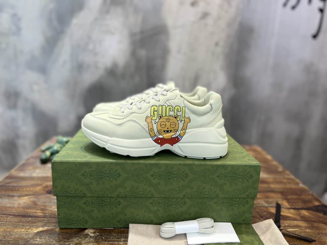 (1:1 replica) Gucci Women s Rhyton Sneaker With Cat Print Ivory White For Women 699293 DRW00 9522
