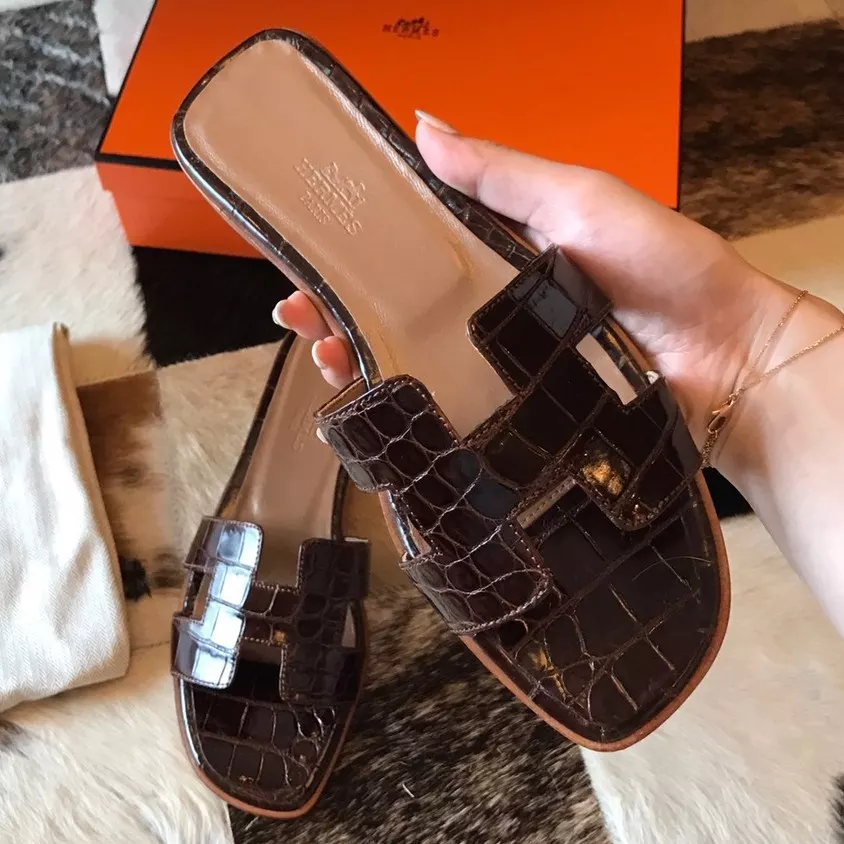 (1:1 replica) HERMES ORAN SLIDE SANDALS IN BURGUNDY SHINY NILOTICUS CROCODILE SKIN HMSD049