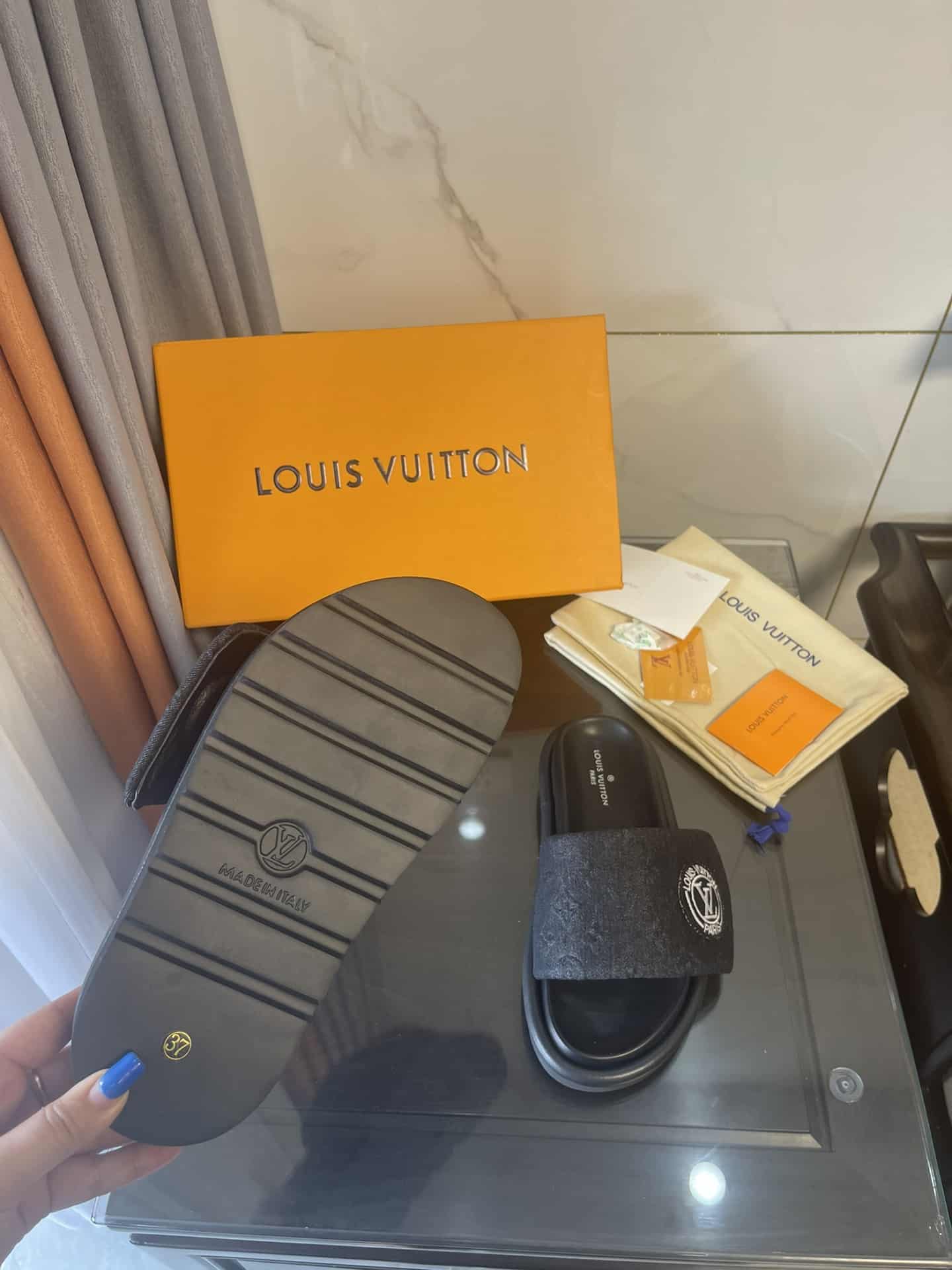 (1:1 replica) Louis Vuitton Women s Pool Pillow Comfort Flat Mule Black For Women LV