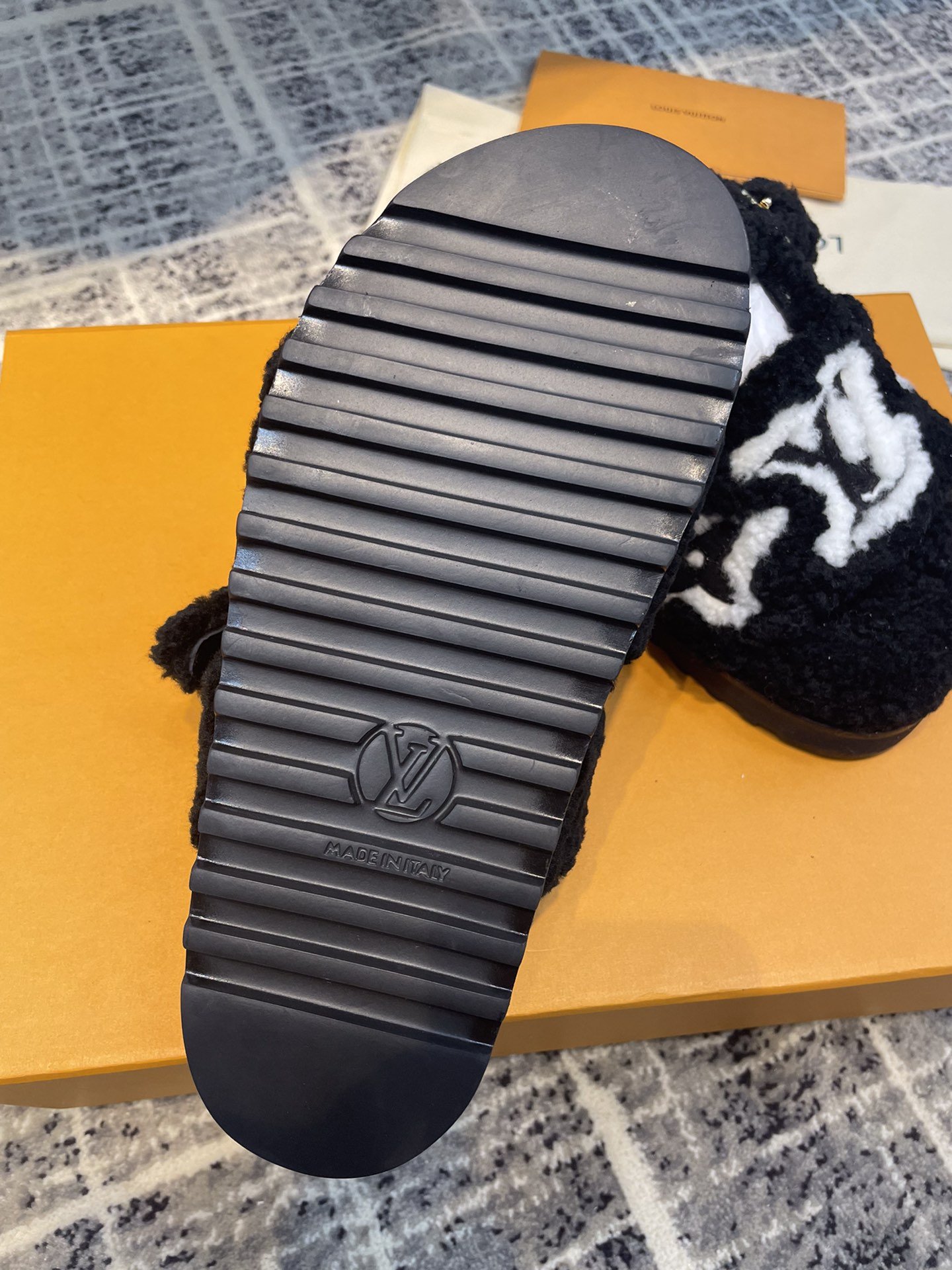 (1:1 replica) Louis Vuitton Women s Paseo Flat Comfort Mule Black For Women LV 1AACR8