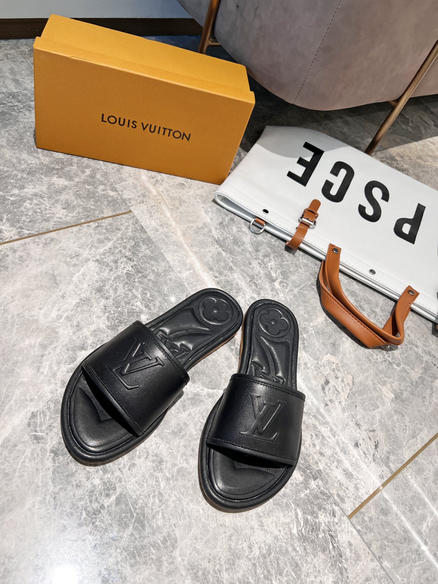 (1:1 replica) Louis Vuitton Women s Magnetic Flat Mule Black For Women LV 1AA1LT