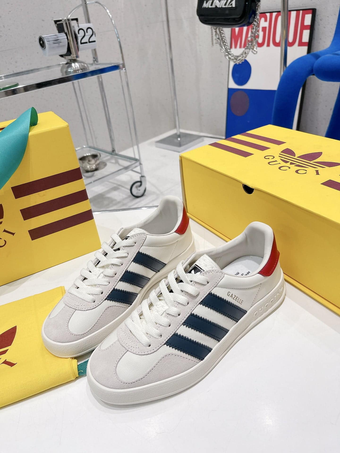 (1:1 replica) Gucci x Adidas women s Gazelle Sneaker White For Women GG 707861 UTT10 9060