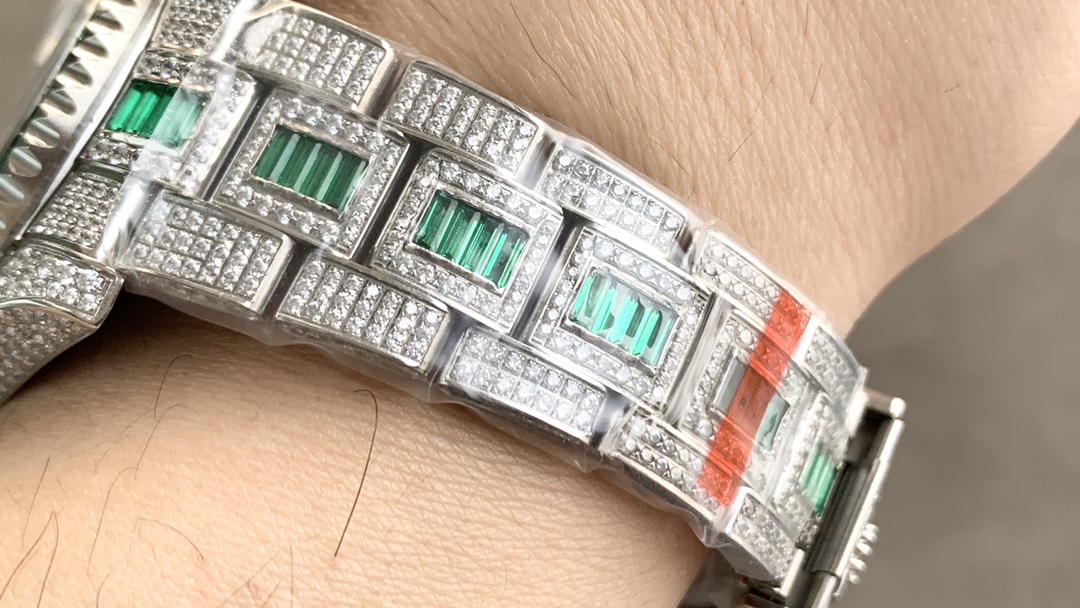 Rolex Submariner Special Edition with diamonds - Green iridescent diamonds - All diamonds - 40 mm(1:1 replica)