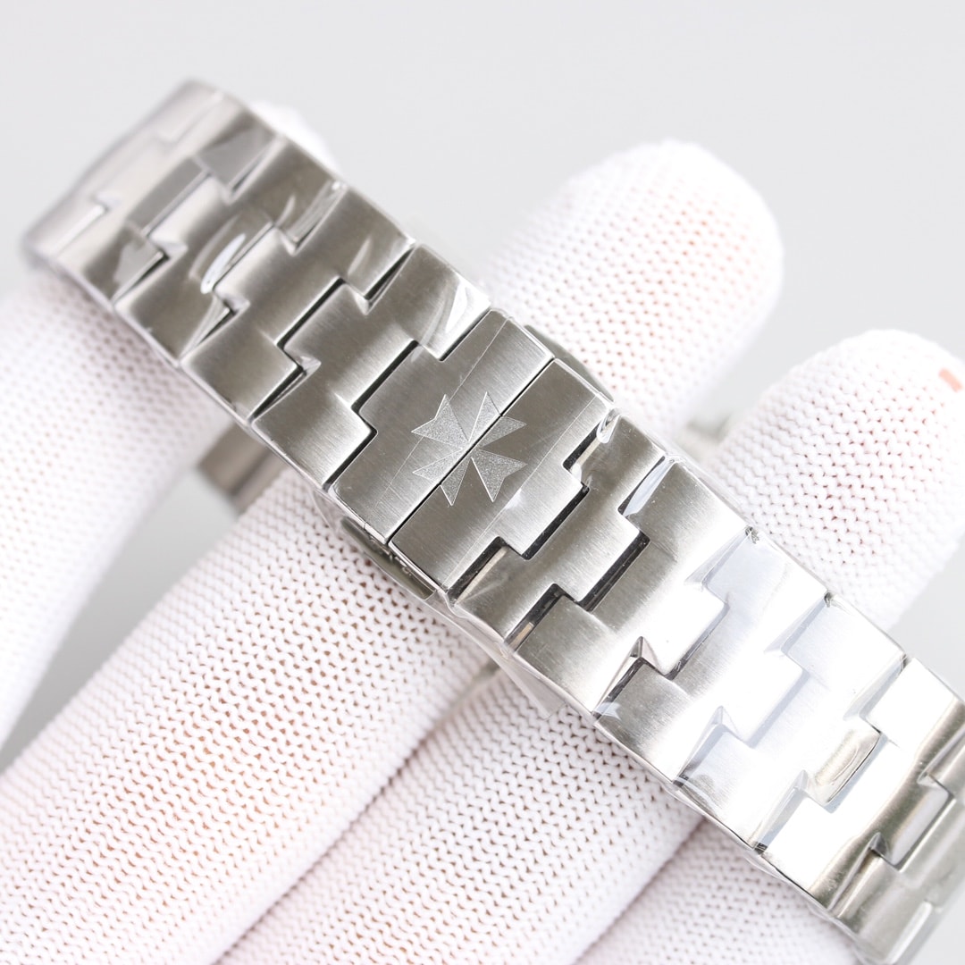 Fake Vacheron Constantin Replica Watch Overseas perpetual calendar ultra-thin Boutique Exclusive 41.5 MM WHITE GOLD 4300V/220G-B945(1:1 replica)