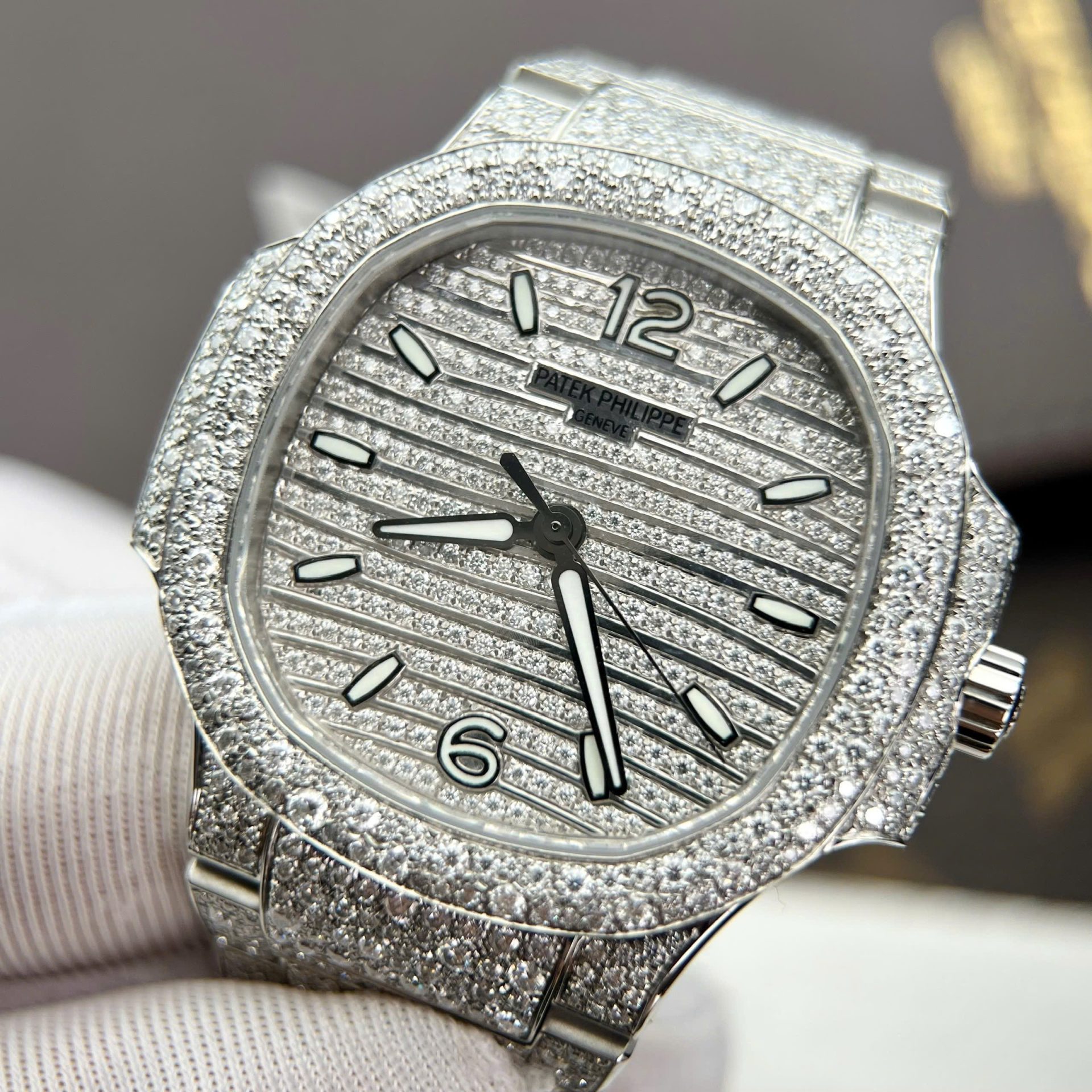 Patek Philippe Nautilus 7118 Best Copies Watch Diamonds Moissanite Hong Kong 35.2mm