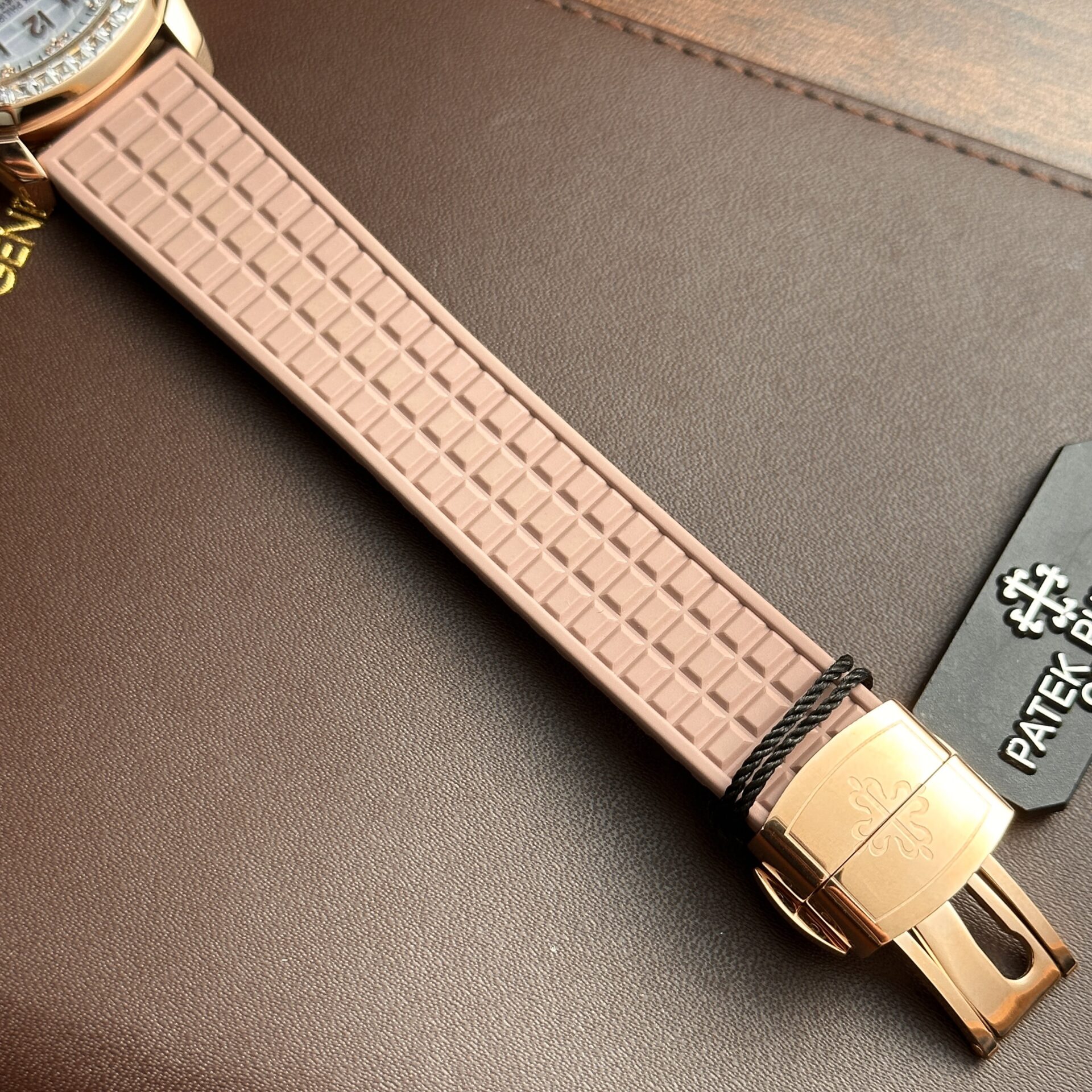 Patek Philippe Aquanaut 5072R Replica Watch Pink Strap Mother-Of-Pearl Dial 35.6mm