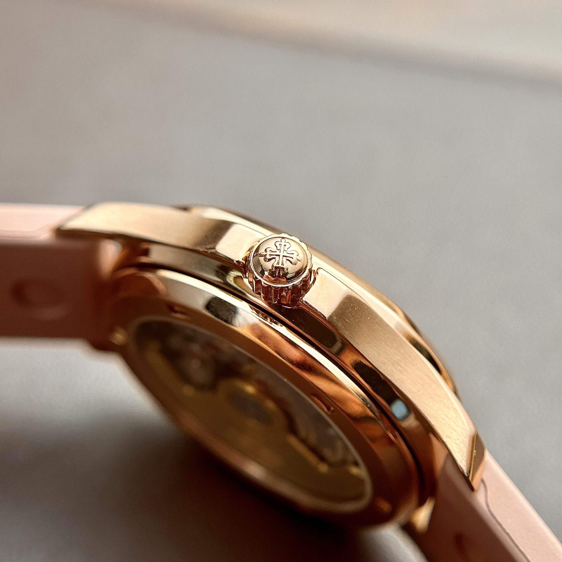 Patek Philippe Aquanaut 5072R Replica Watch Pink Strap Mother-Of-Pearl Dial 35.6mm