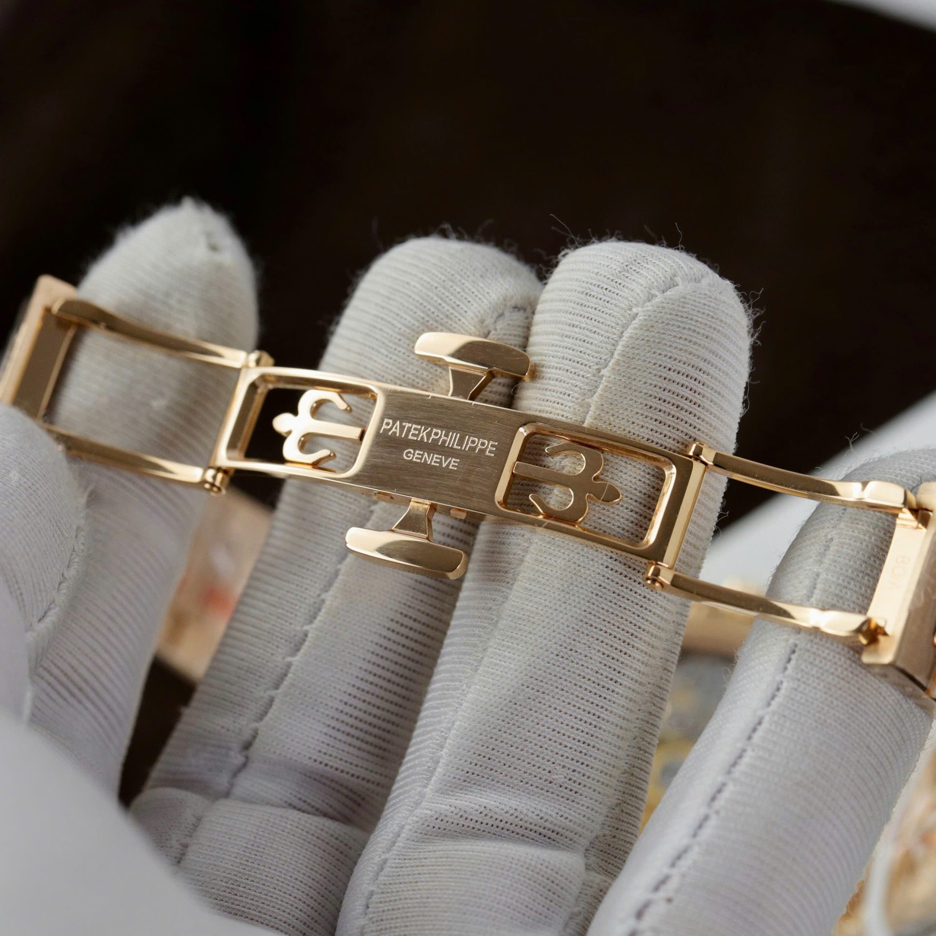 Patek Philippe Women White Dial Copies Watches Nautilus 7118 Gold Wrapped + Moissanite Diamonds 3K Factory 35.2mm