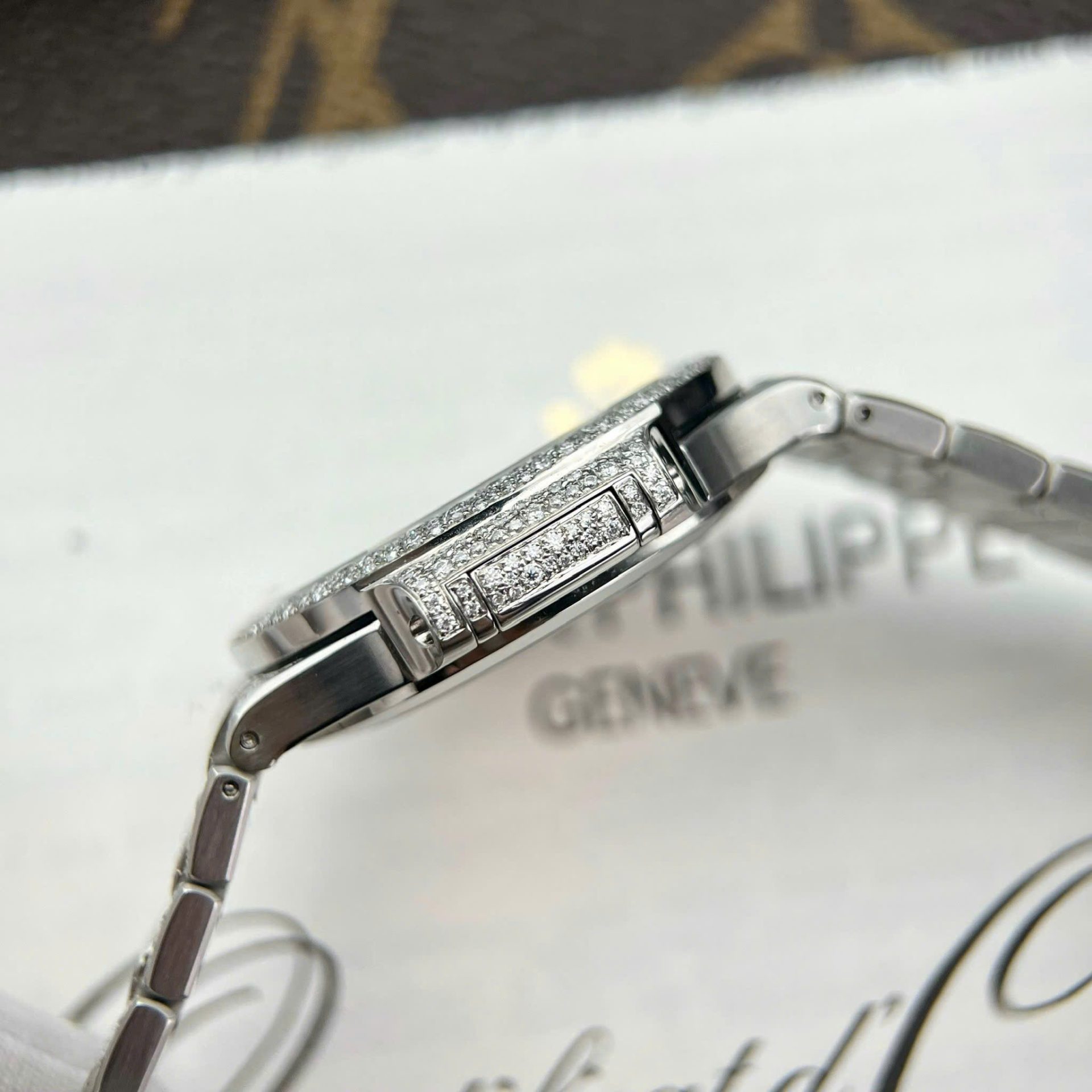 Patek Philippe Nautilus 7118 Best Copies Watch Diamonds Moissanite Hong Kong 35.2mm