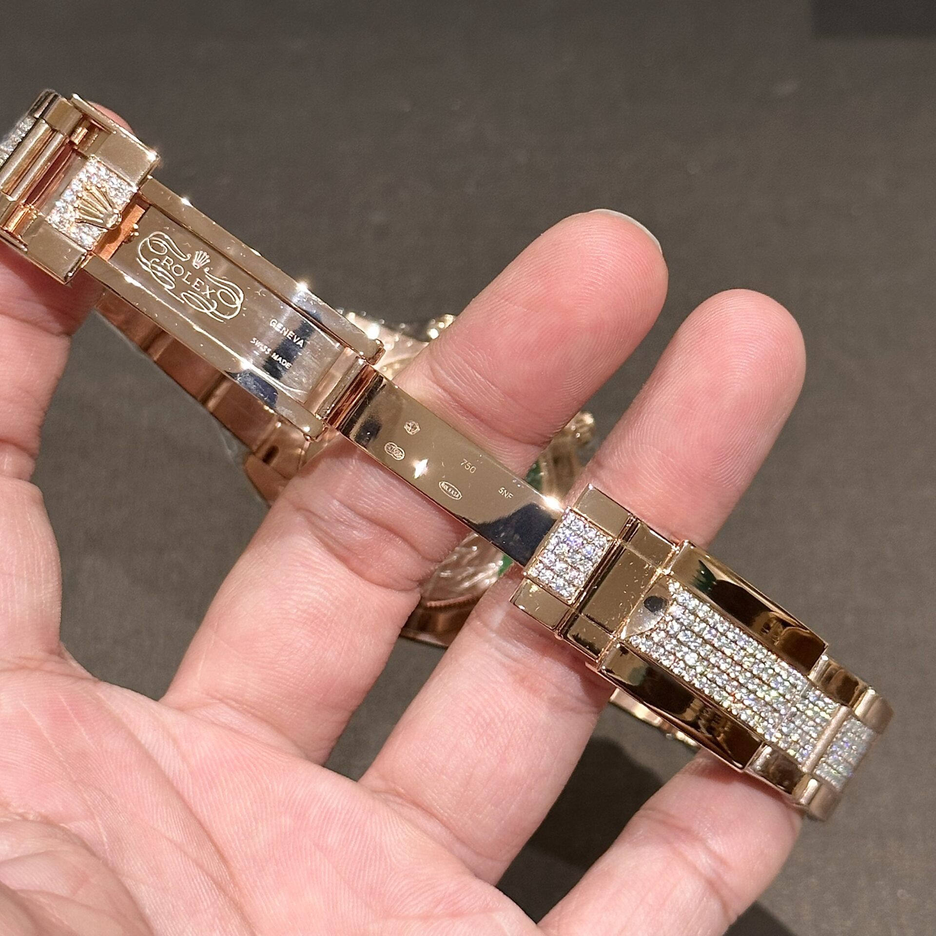 Rolex Daytona Rainbow Replica Watch Gold Wrapped With Moissanite Diamonds 40mm