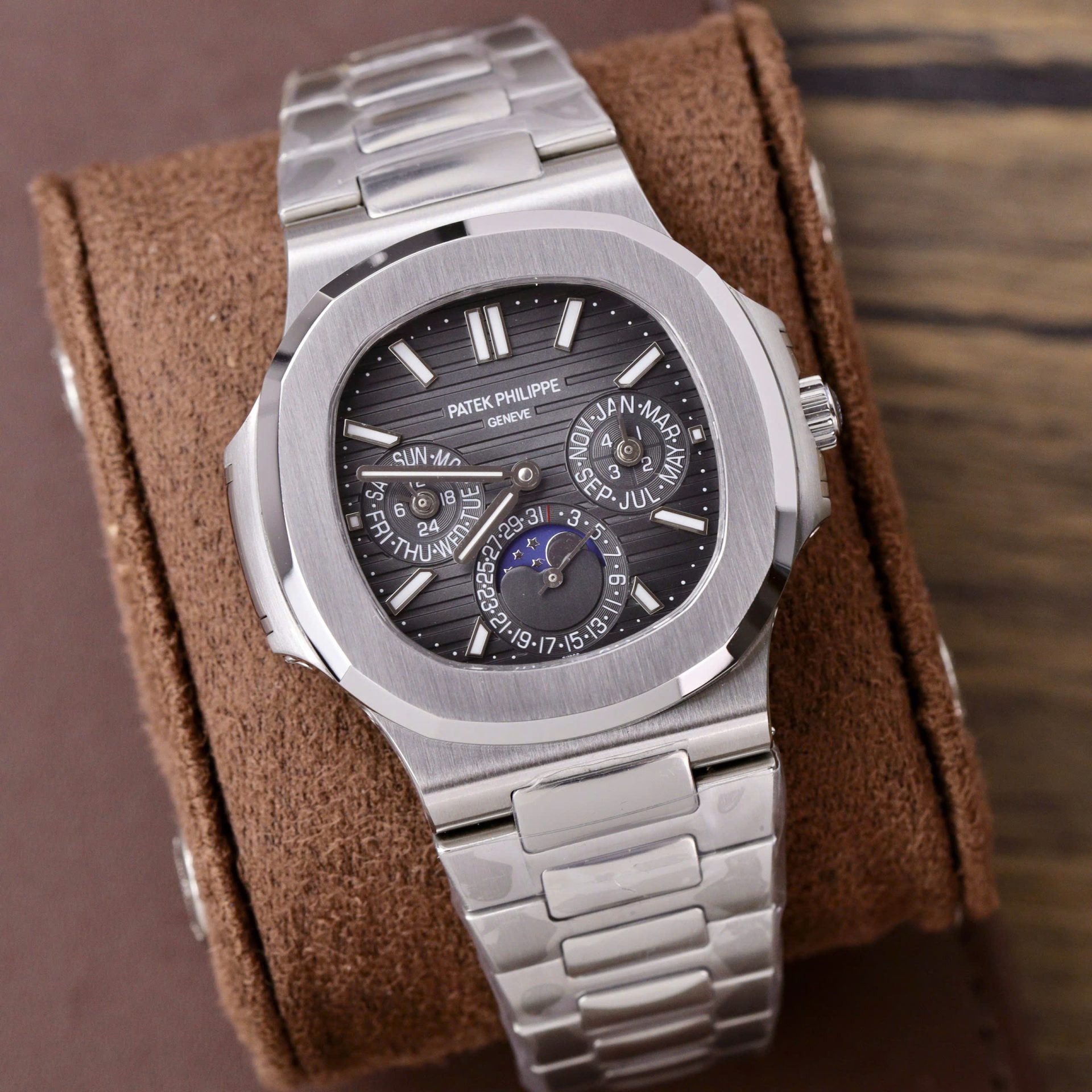 Patek Philippe Men Replica Watch Nautilus 5740 Gray Dial Metal Wire 40mm