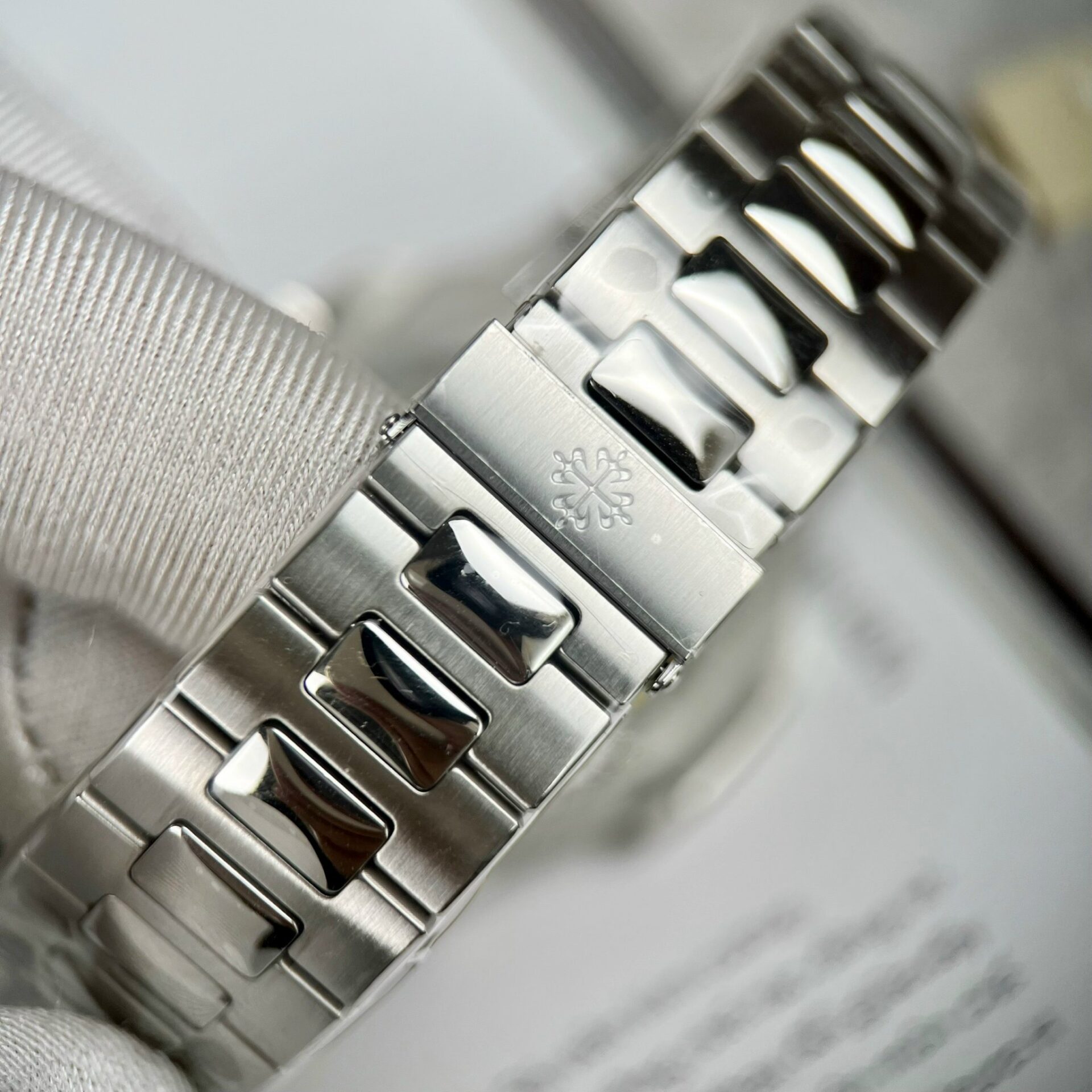 Patek Philippe Replica Watch Nautilus 5723 Green Dial 40mm