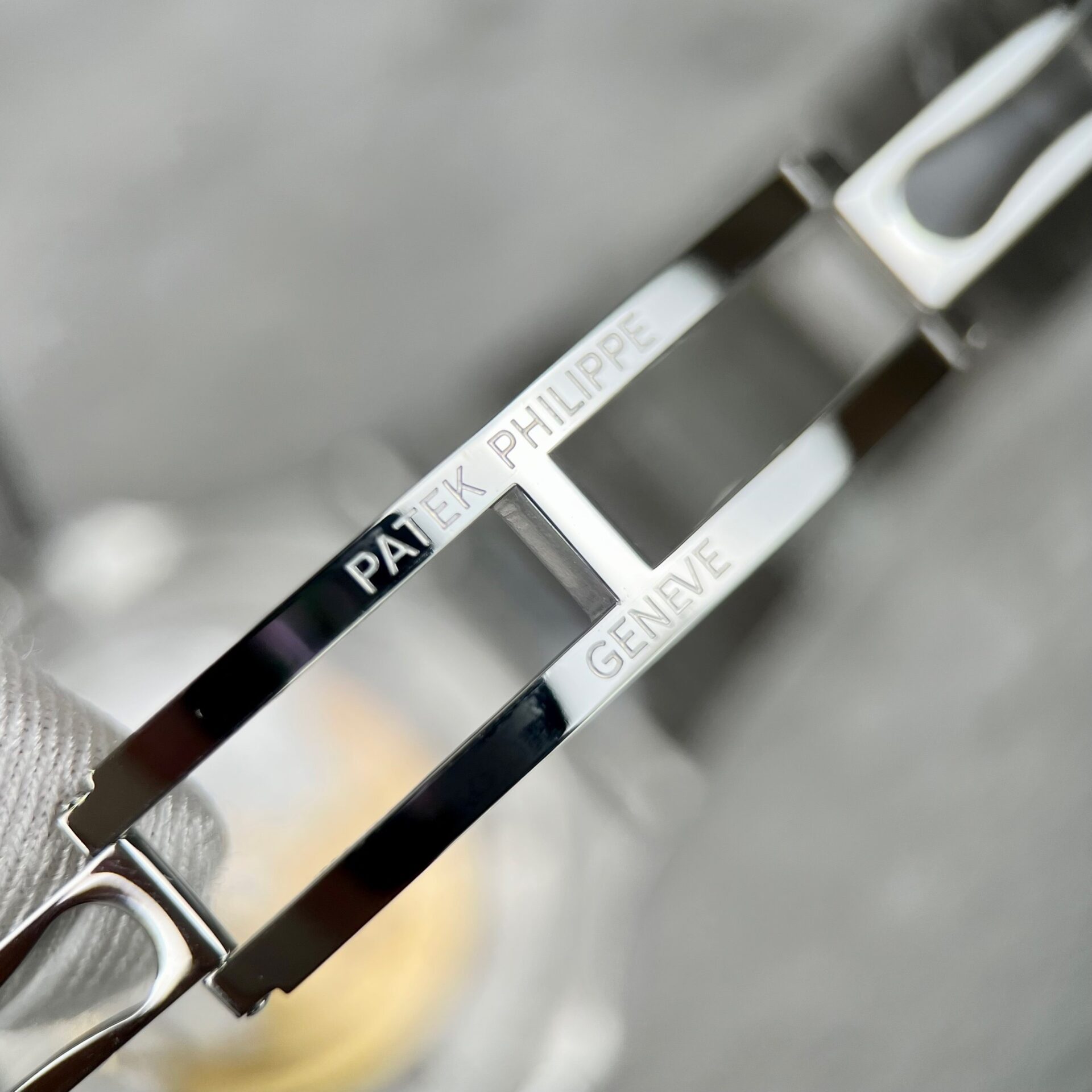 Patek Philippe Replica Watch Nautilus 5723 White Dial Metal Wire 40mm