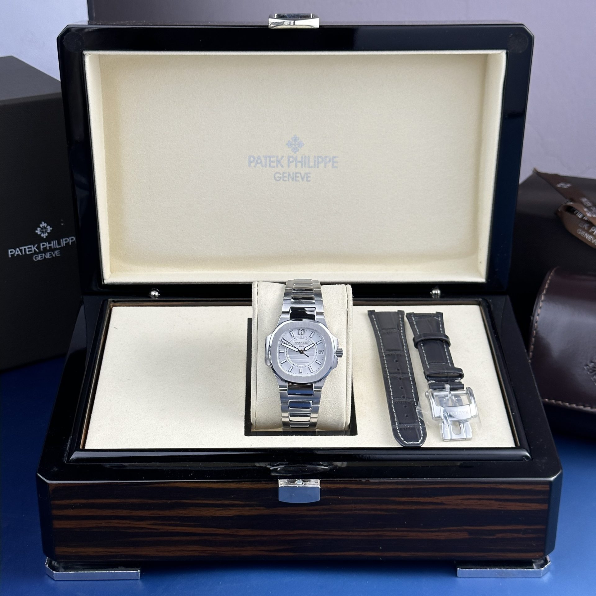 Patek Philippe Replica Watch Nautilus 7010 White Dial Metal Wire 32mm