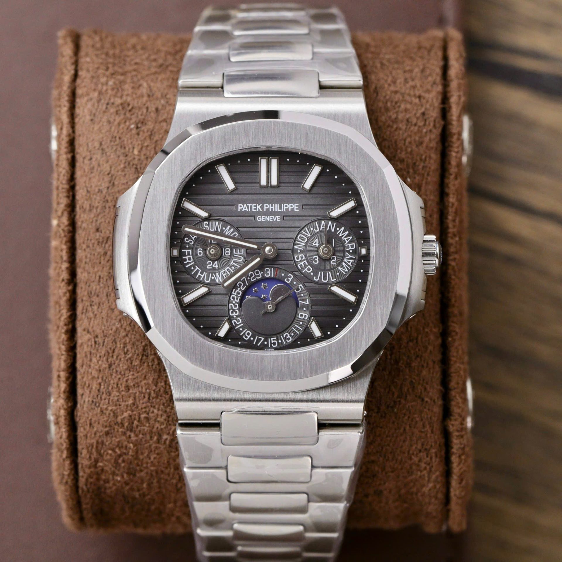 Patek Philippe Men Replica Watch Nautilus 5740 Gray Dial Metal Wire 40mm