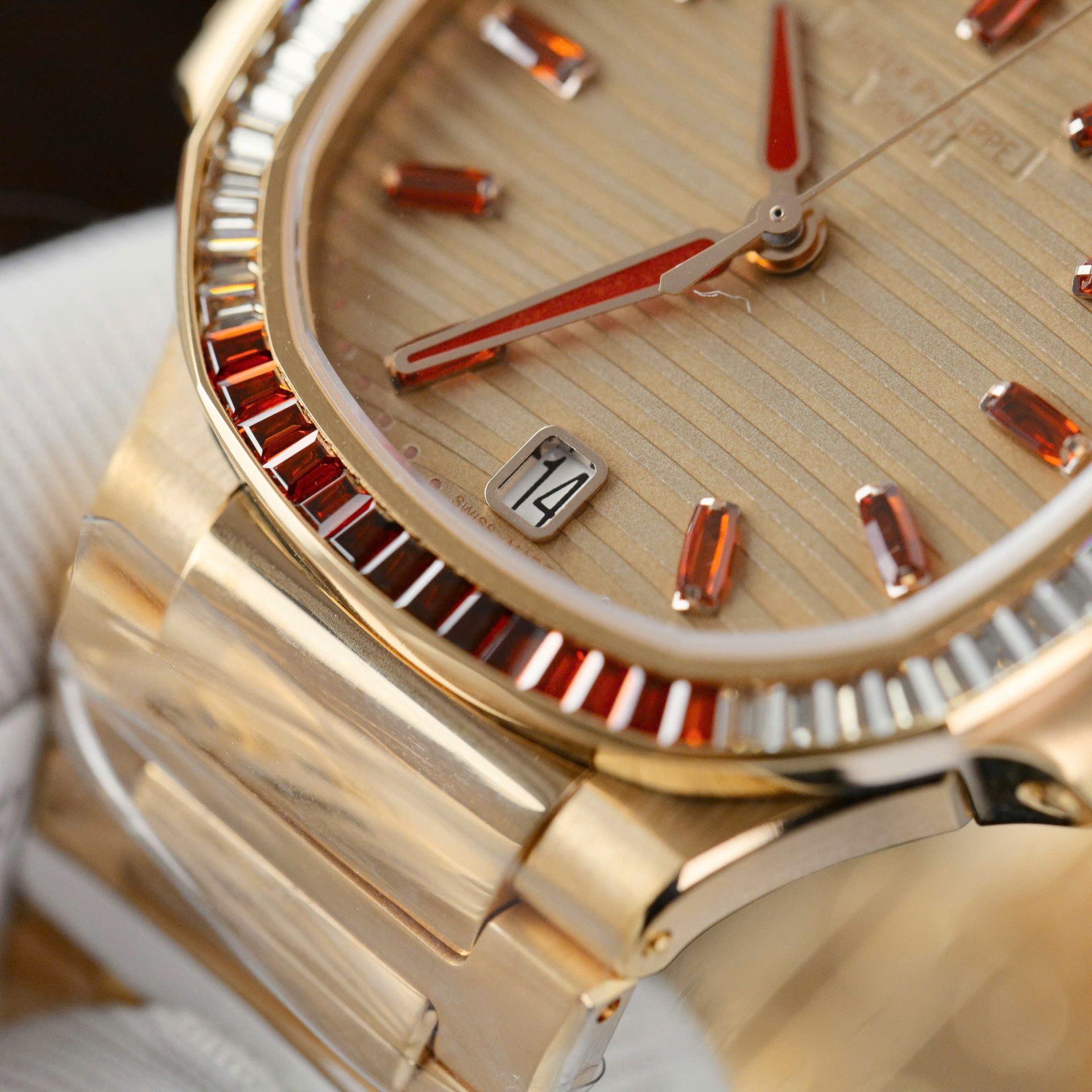 Patek Philippe Best Copies Watch Nautilus 7118-1300R 18K Gold Wrapped 35.2mm