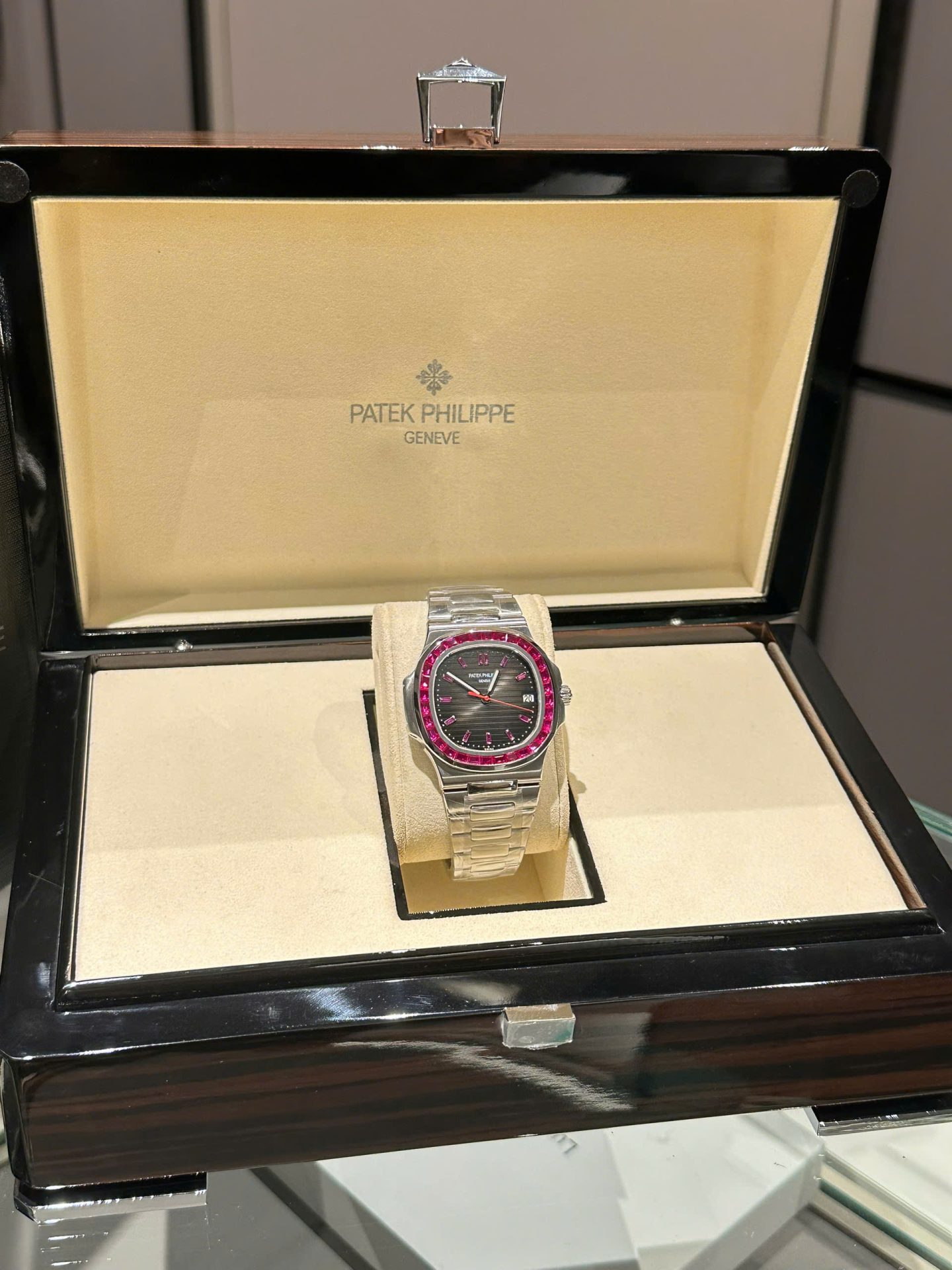 Patek Philippe Nautilus 5711 Replica 11 Watch Bezel Ruby Red 40mm
