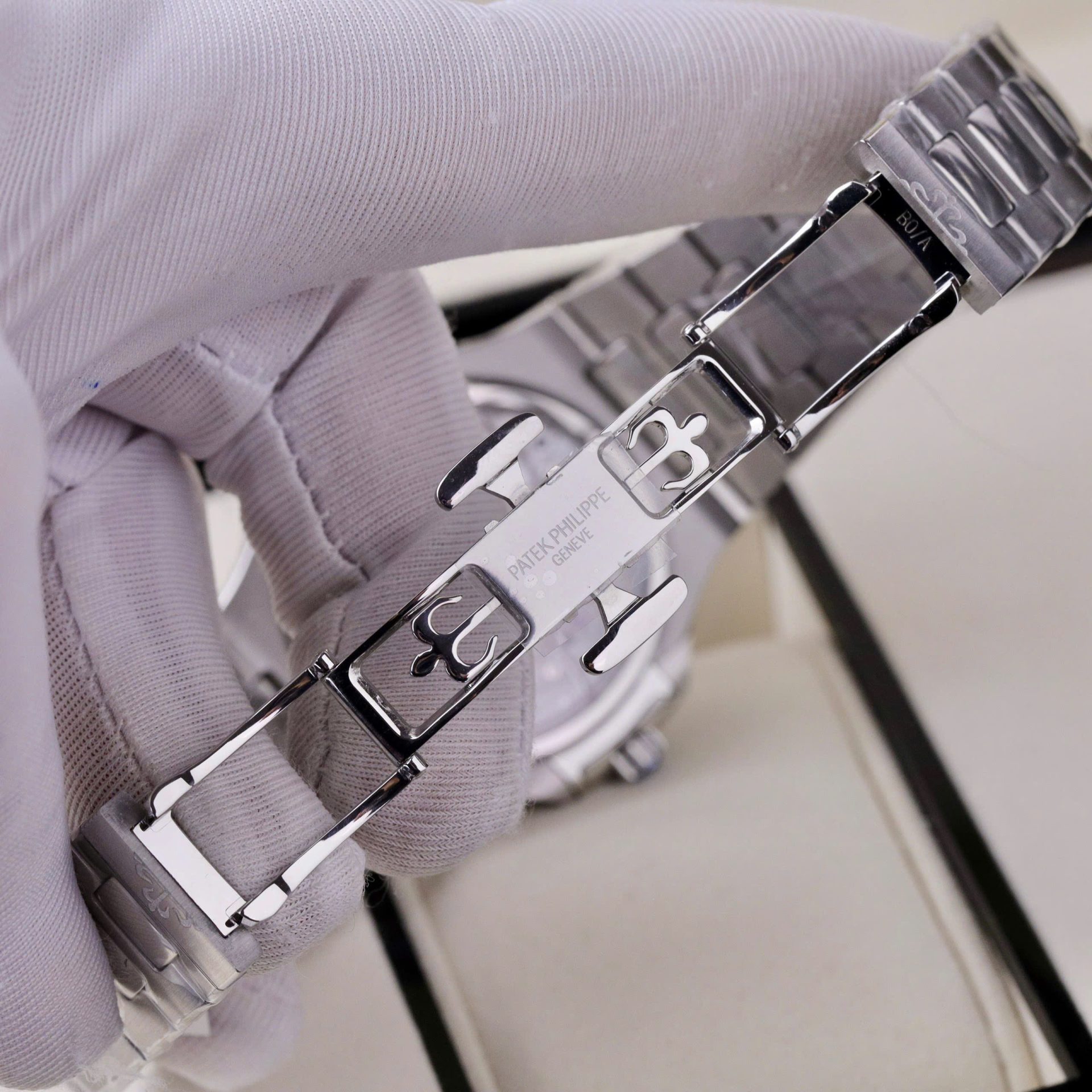 Patek Philippe Nautilus 5740 Copies Watch Men Blue Dial Metal Wire 40mm