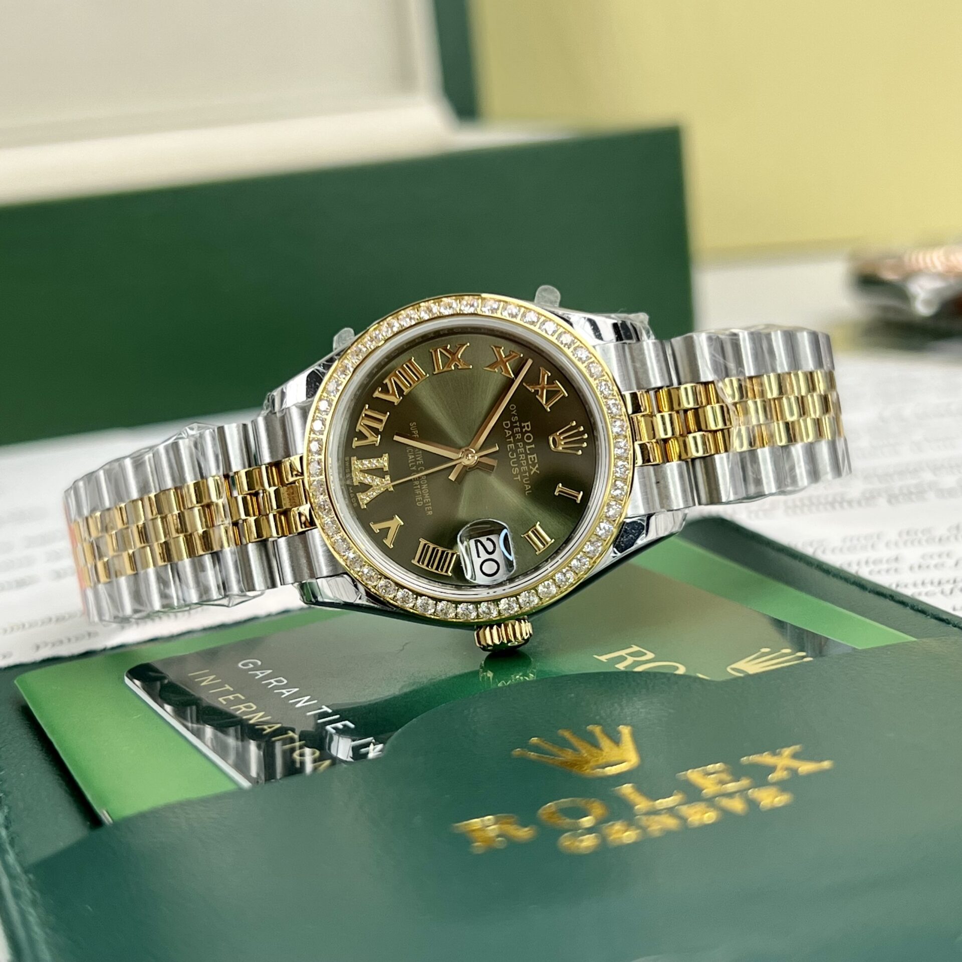 Rolex DateJust Women s Replica 1:1 Watch With Stone Bezel 31mm