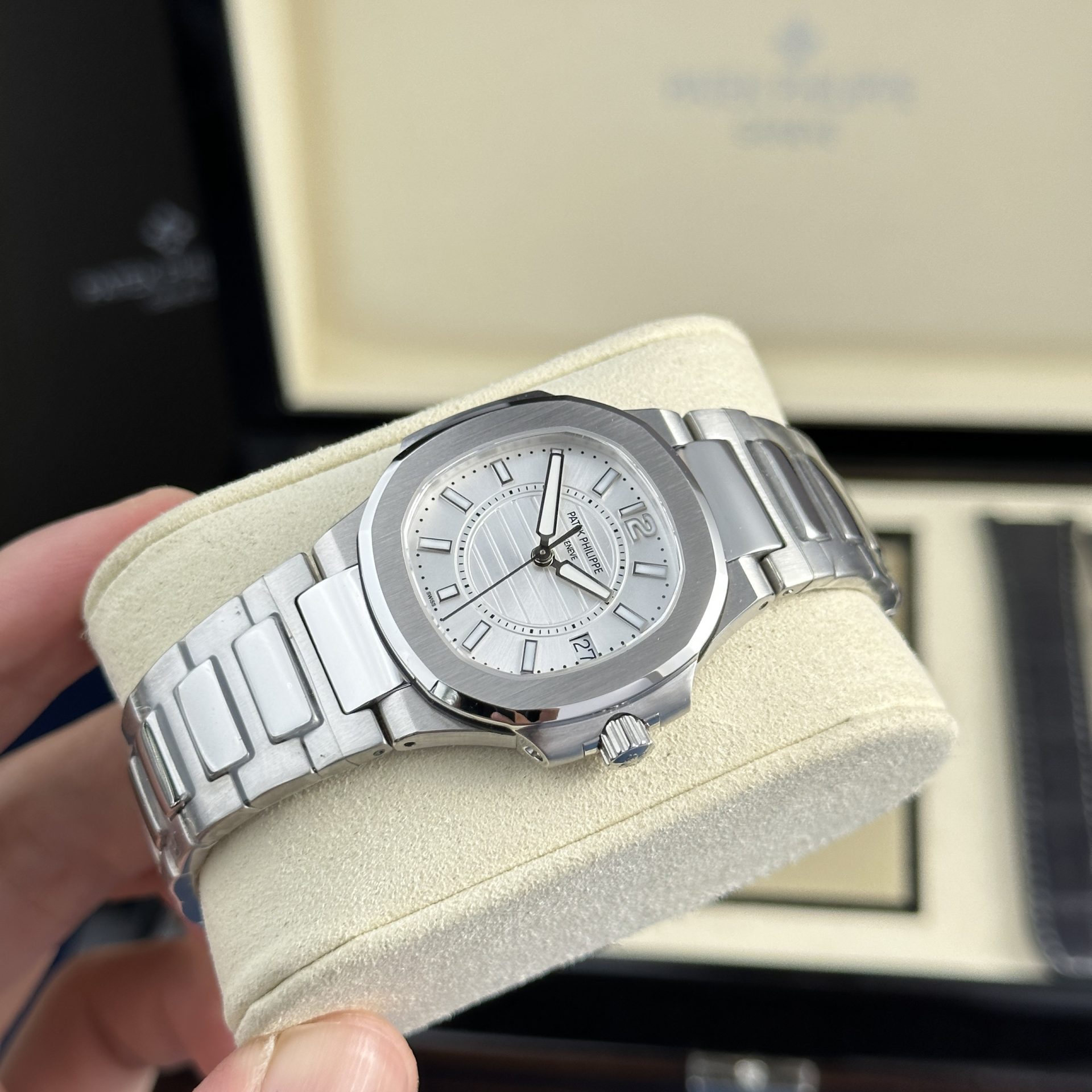 Patek Philippe Replica Watch Nautilus 7010 White Dial Metal Wire 32mm