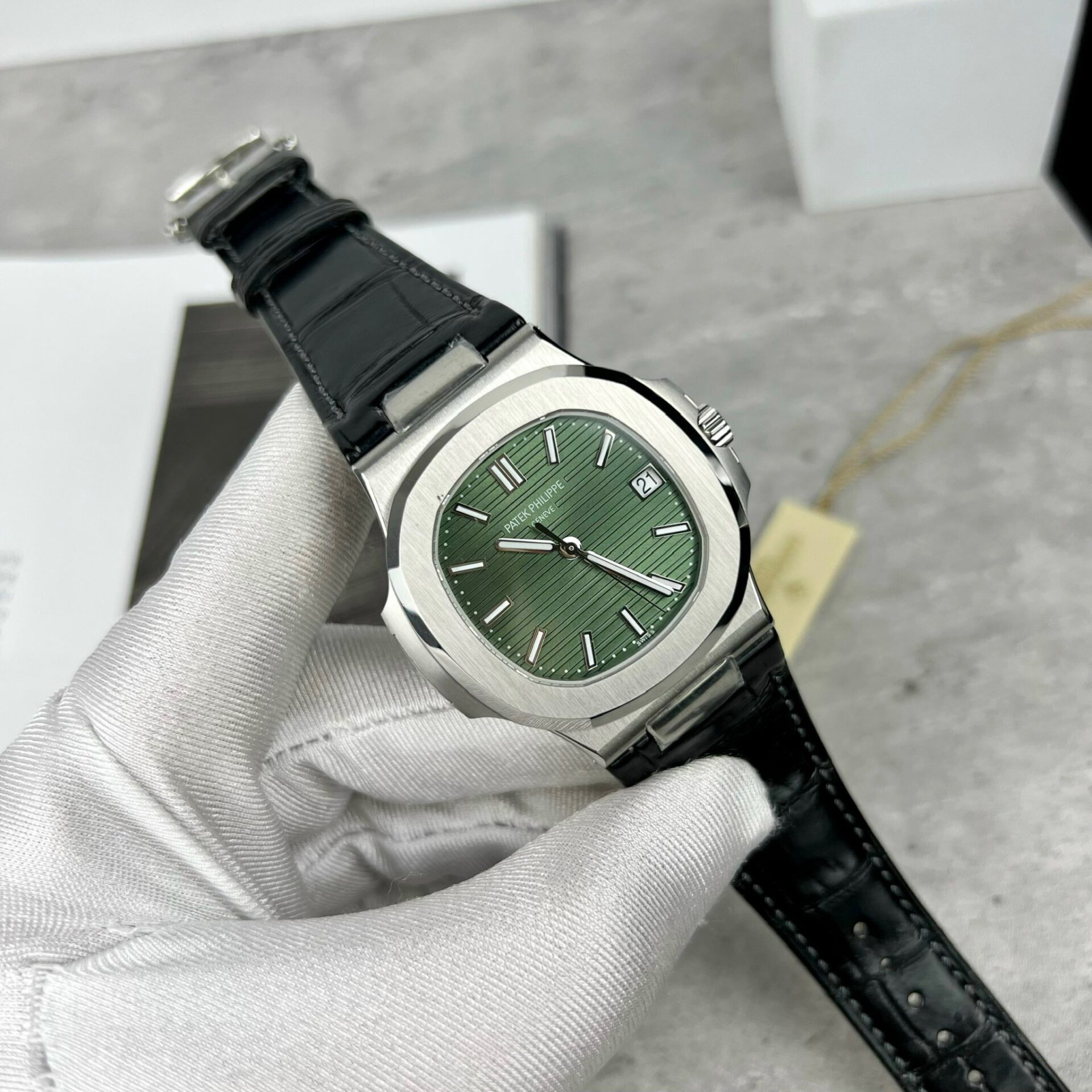 Patek Philippe Nautilus 5711 Replica Watch Leather Strap Green Dial 40mm