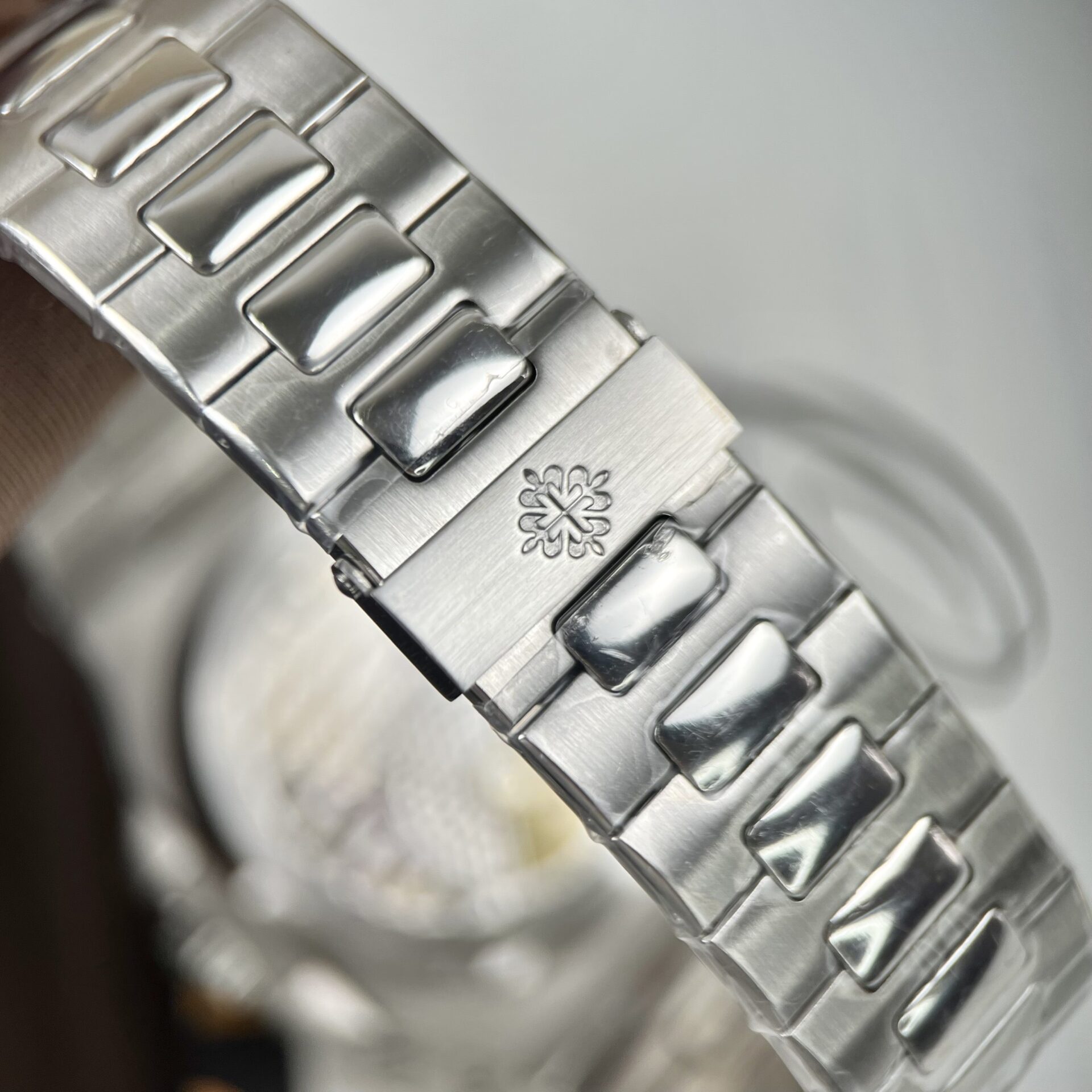 Patek Philippe Nautilus 5712 Replica 1:1 Watch Green Dial ZF 40mm