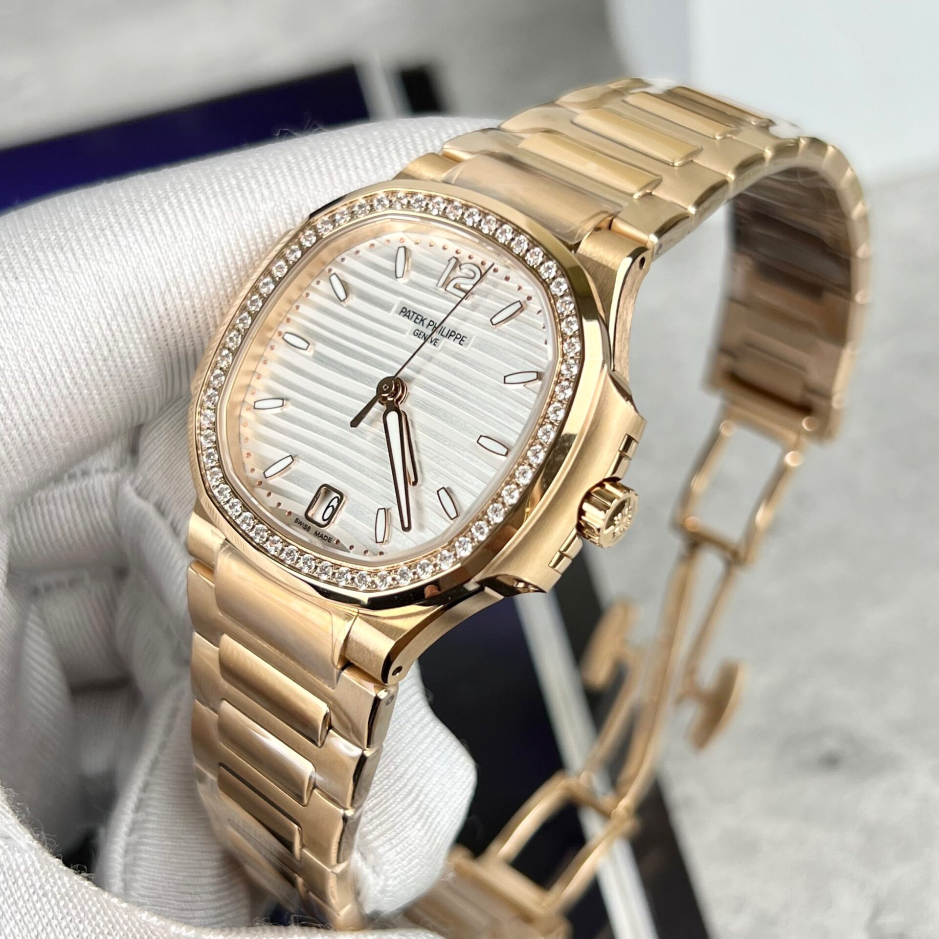 Patek Philippe Nautilus 7118 Replica Watch With Diamonds Bezel 3K Factory 35.2mm