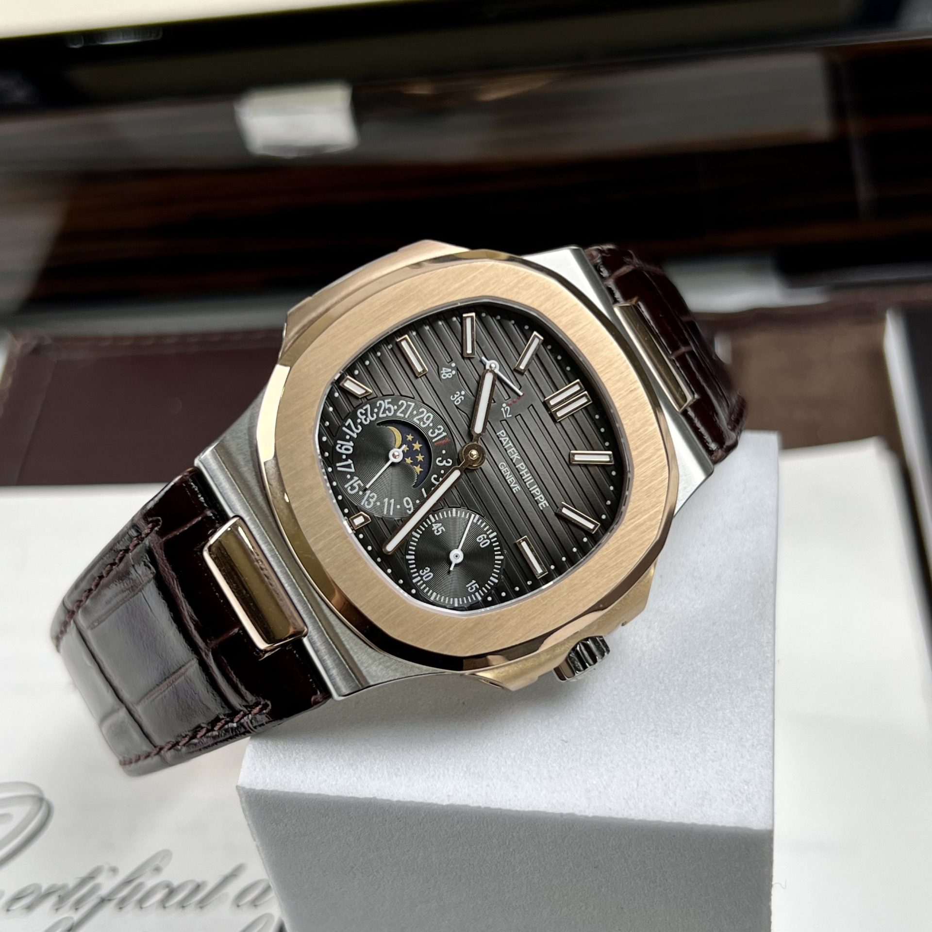Patek Philippe Replica Watch Nautilus 5712 Demi Rose Gold GR Factory 40mm